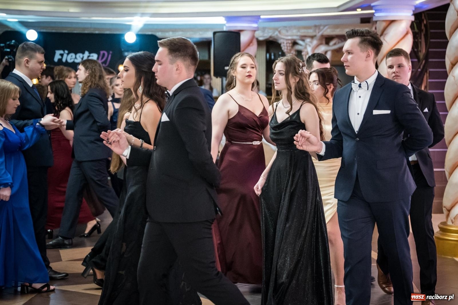 Zdjęcie w galerii na portalu naszraciborz.pl: Studniówka maturzystów CKZiU nr 1 w Raciborzu. Poloneza zatańczono w Acropolis [FOTO i WIDEO] wiadomości z regionu