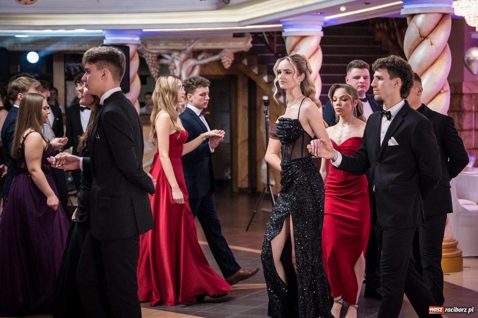 Zdjęcie w galerii na portalu naszraciborz.pl: Studniówka maturzystów CKZiU nr 1 w Raciborzu. Poloneza zatańczono w Acropolis [FOTO i WIDEO] wiadomości z regionu