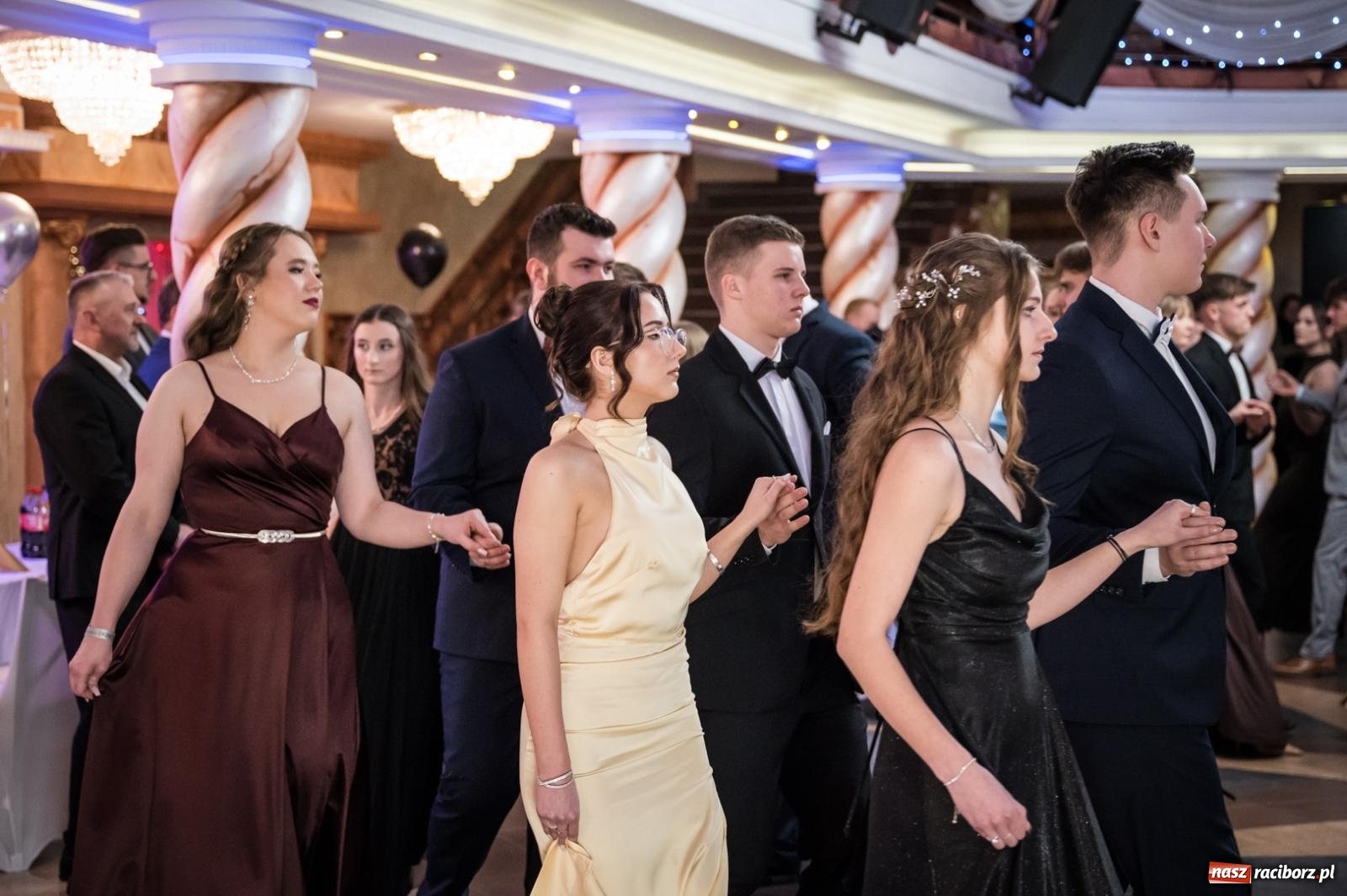 Zdjęcie w galerii na portalu naszraciborz.pl: Studniówka maturzystów CKZiU nr 1 w Raciborzu. Poloneza zatańczono w Acropolis [FOTO i WIDEO] wiadomości z regionu