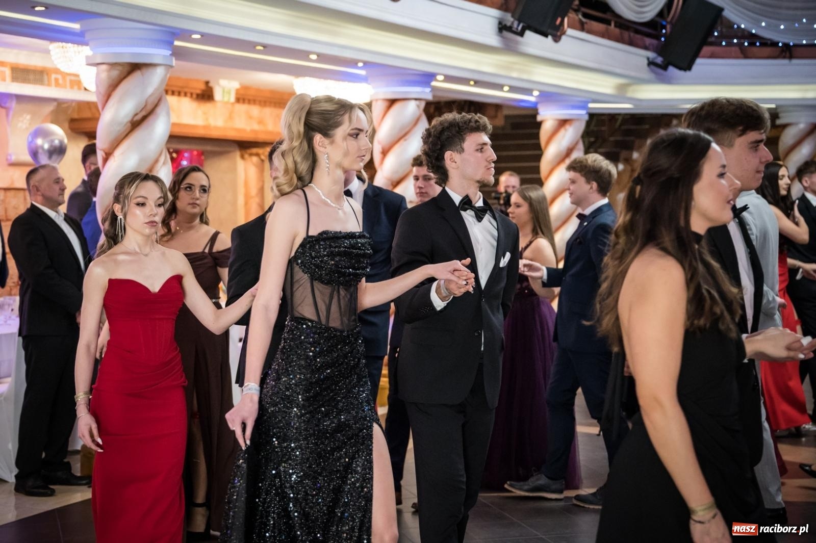 Zdjęcie w galerii na portalu naszraciborz.pl: Studniówka maturzystów CKZiU nr 1 w Raciborzu. Poloneza zatańczono w Acropolis [FOTO i WIDEO] wiadomości z regionu