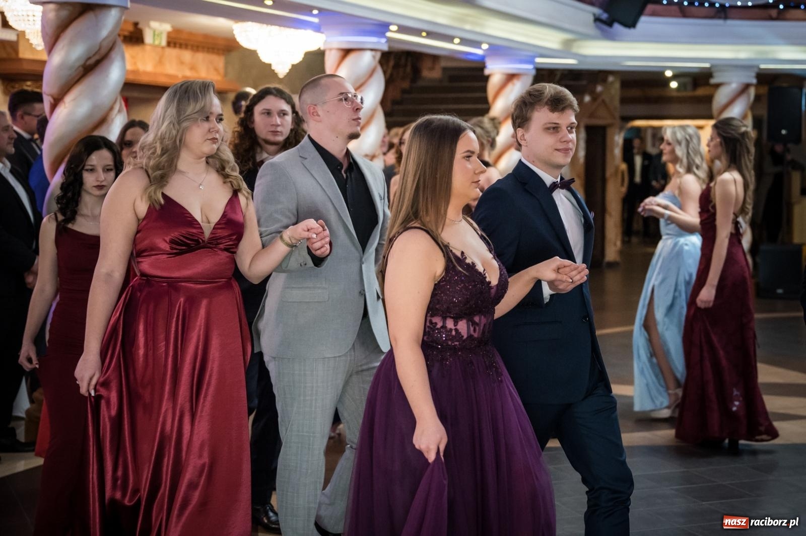 Zdjęcie w galerii na portalu naszraciborz.pl: Studniówka maturzystów CKZiU nr 1 w Raciborzu. Poloneza zatańczono w Acropolis [FOTO i WIDEO] wiadomości z regionu