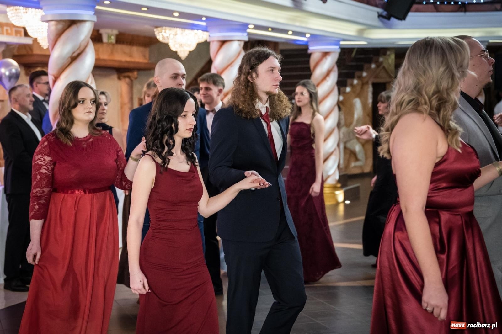 Zdjęcie w galerii na portalu naszraciborz.pl: Studniówka maturzystów CKZiU nr 1 w Raciborzu. Poloneza zatańczono w Acropolis [FOTO i WIDEO] wiadomości z regionu