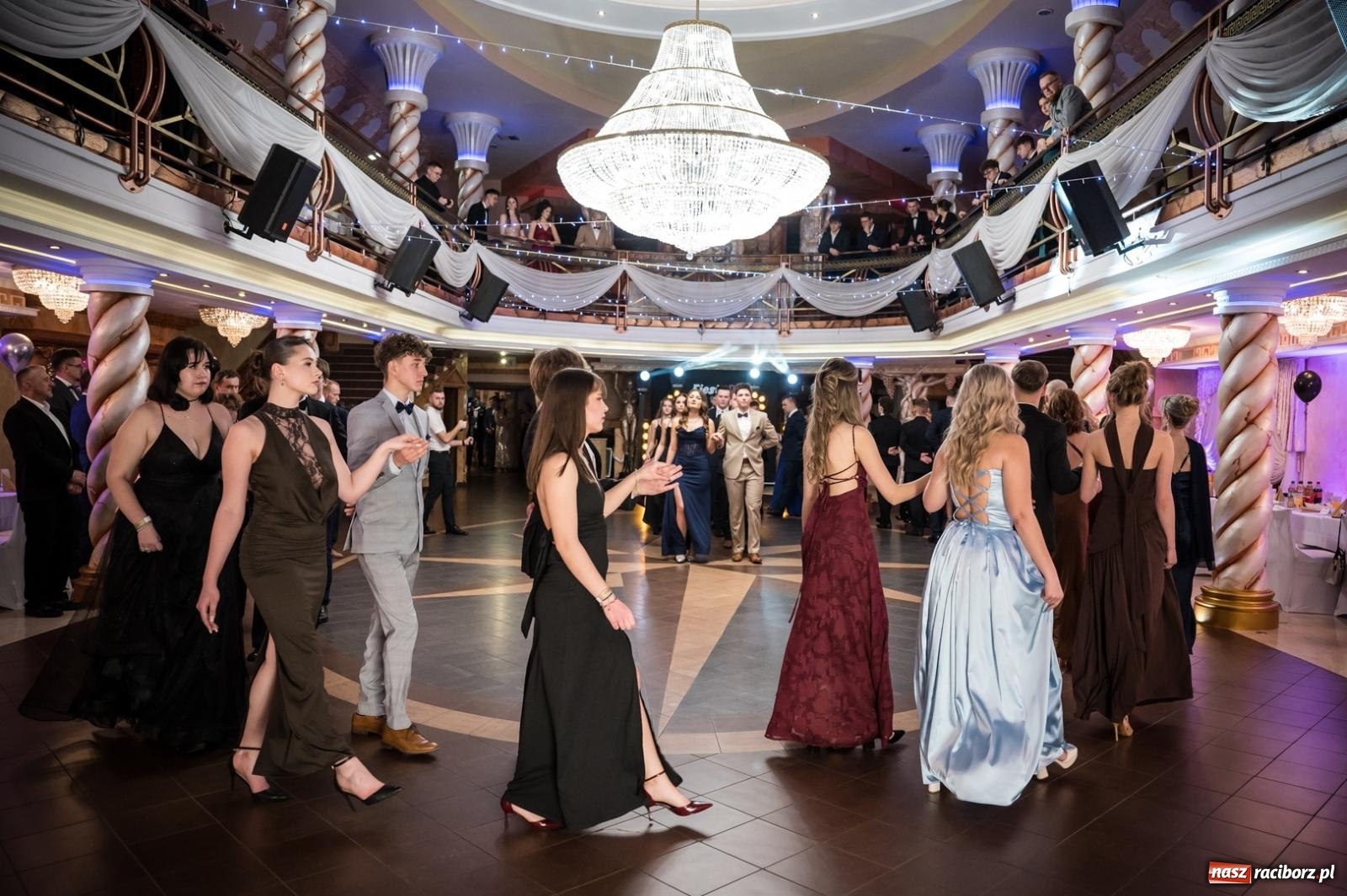 Zdjęcie w galerii na portalu naszraciborz.pl: Studniówka maturzystów CKZiU nr 1 w Raciborzu. Poloneza zatańczono w Acropolis [FOTO i WIDEO] wiadomości z regionu