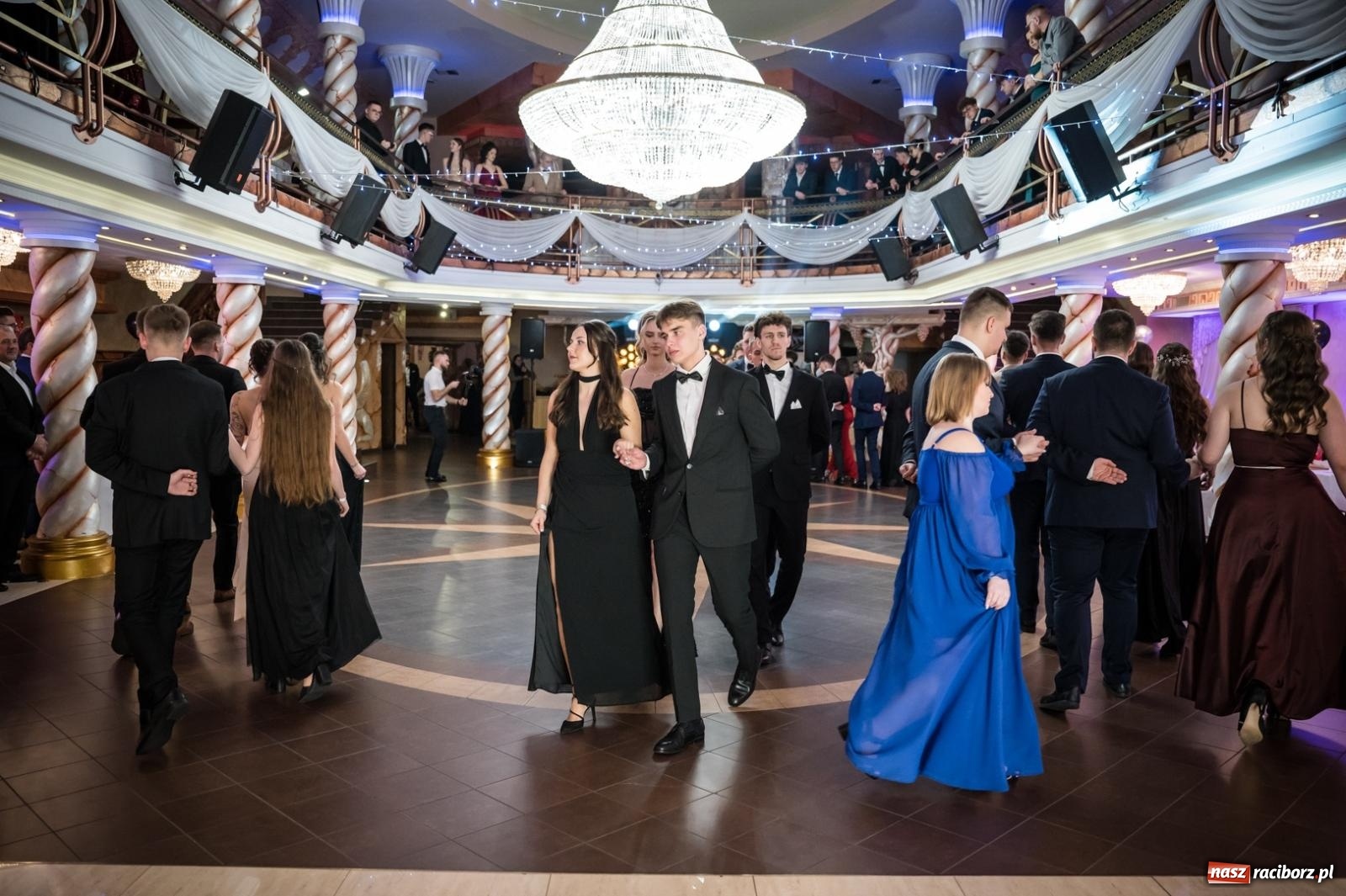 Zdjęcie w galerii na portalu naszraciborz.pl: Studniówka maturzystów CKZiU nr 1 w Raciborzu. Poloneza zatańczono w Acropolis [FOTO i WIDEO] wiadomości z regionu