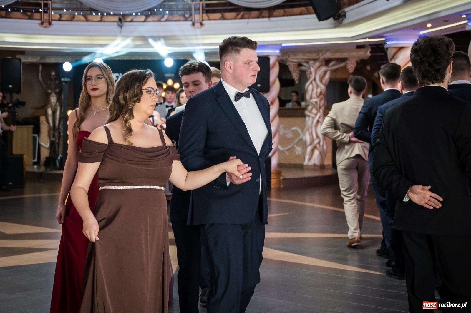 Zdjęcie w galerii na portalu naszraciborz.pl: Studniówka maturzystów CKZiU nr 1 w Raciborzu. Poloneza zatańczono w Acropolis [FOTO i WIDEO] wiadomości z regionu