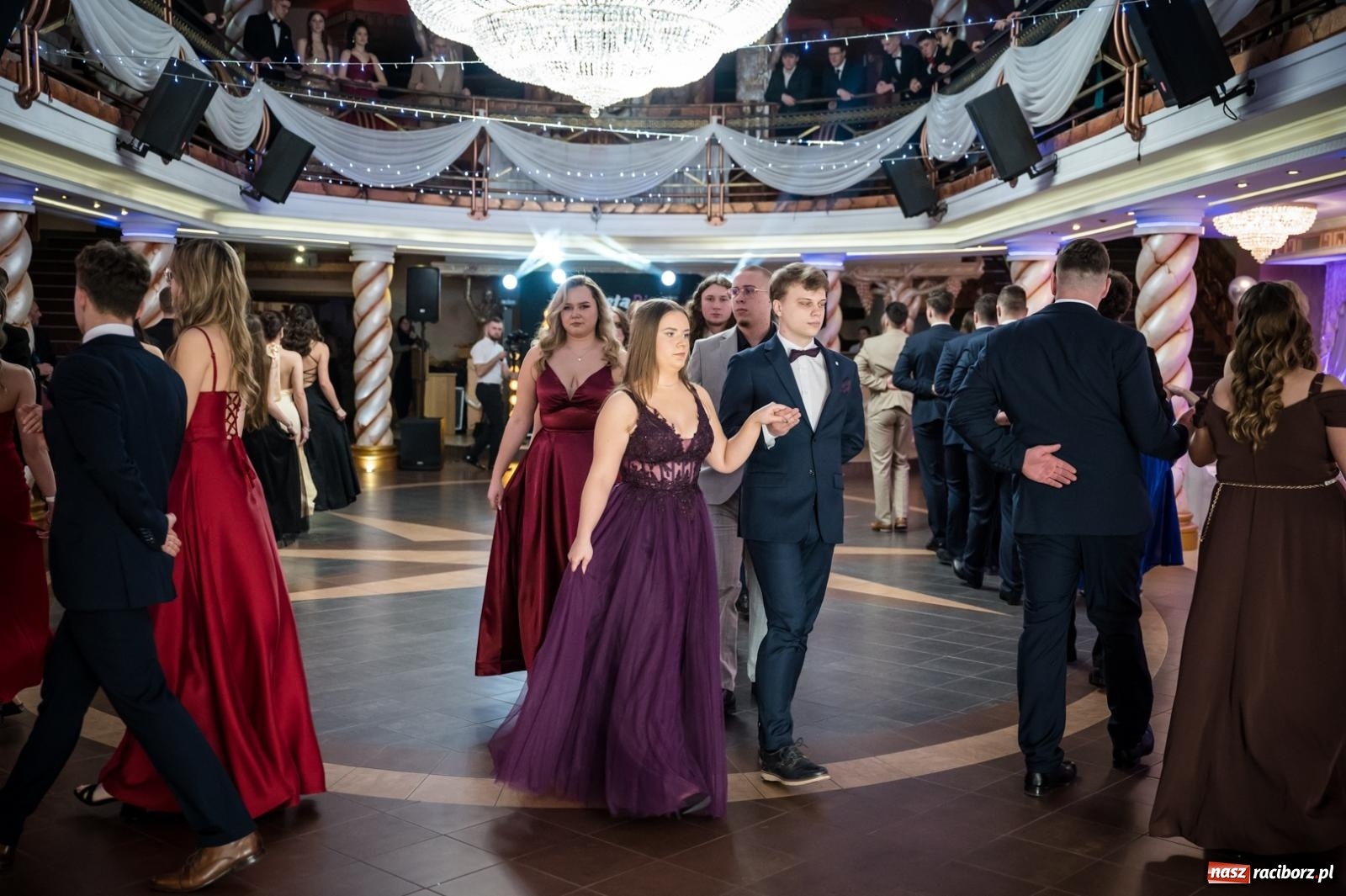 Zdjęcie w galerii na portalu naszraciborz.pl: Studniówka maturzystów CKZiU nr 1 w Raciborzu. Poloneza zatańczono w Acropolis [FOTO i WIDEO] wiadomości z regionu