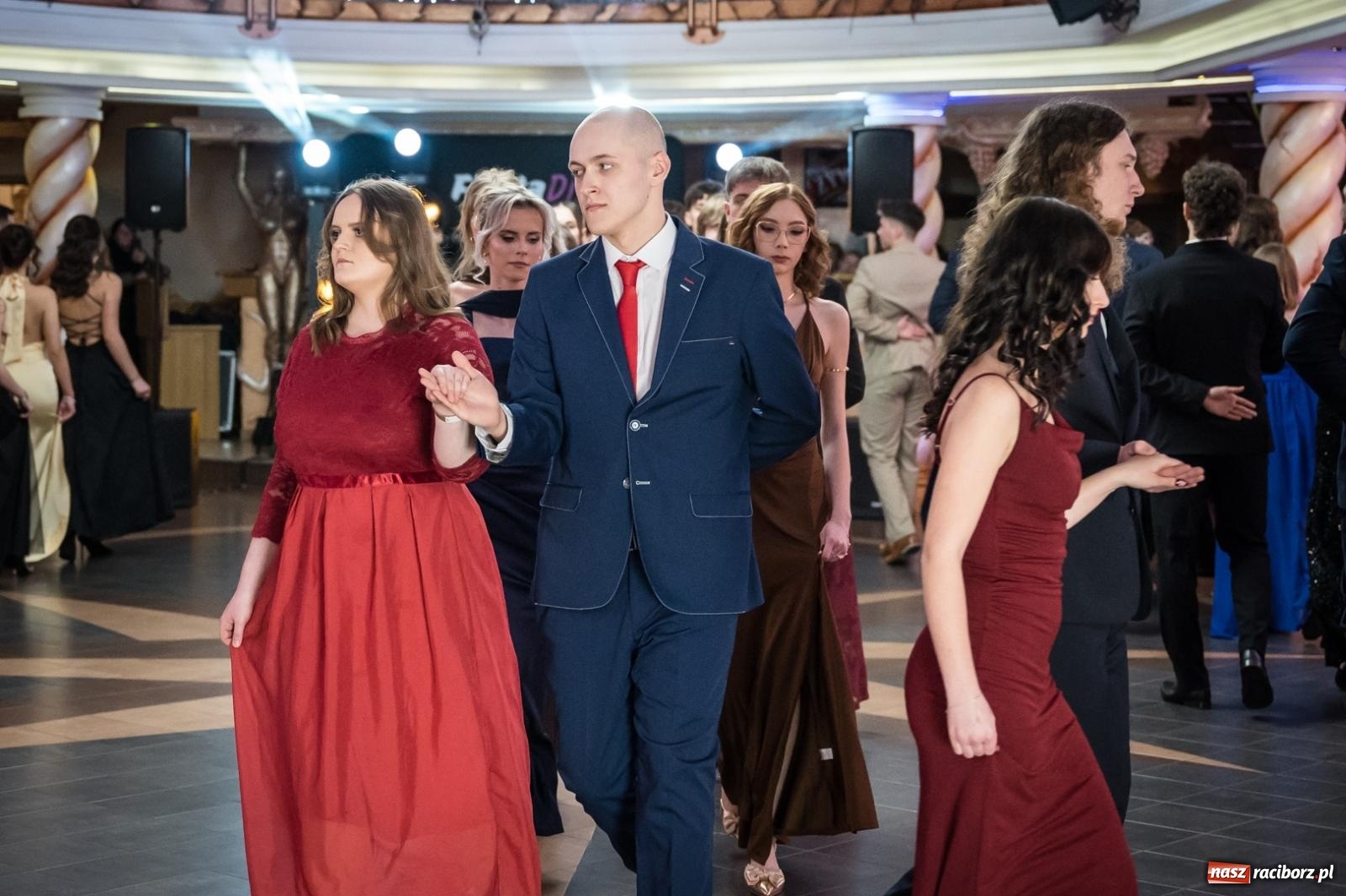 Zdjęcie w galerii na portalu naszraciborz.pl: Studniówka maturzystów CKZiU nr 1 w Raciborzu. Poloneza zatańczono w Acropolis [FOTO i WIDEO] wiadomości z regionu