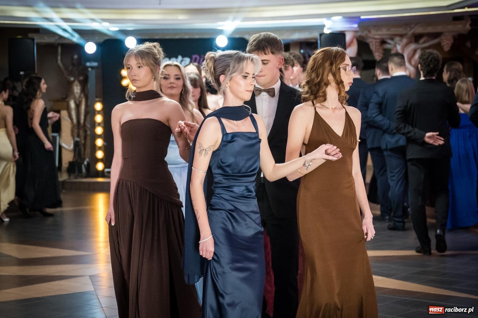 Zdjęcie w galerii na portalu naszraciborz.pl: Studniówka maturzystów CKZiU nr 1 w Raciborzu. Poloneza zatańczono w Acropolis [FOTO i WIDEO] wiadomości z regionu