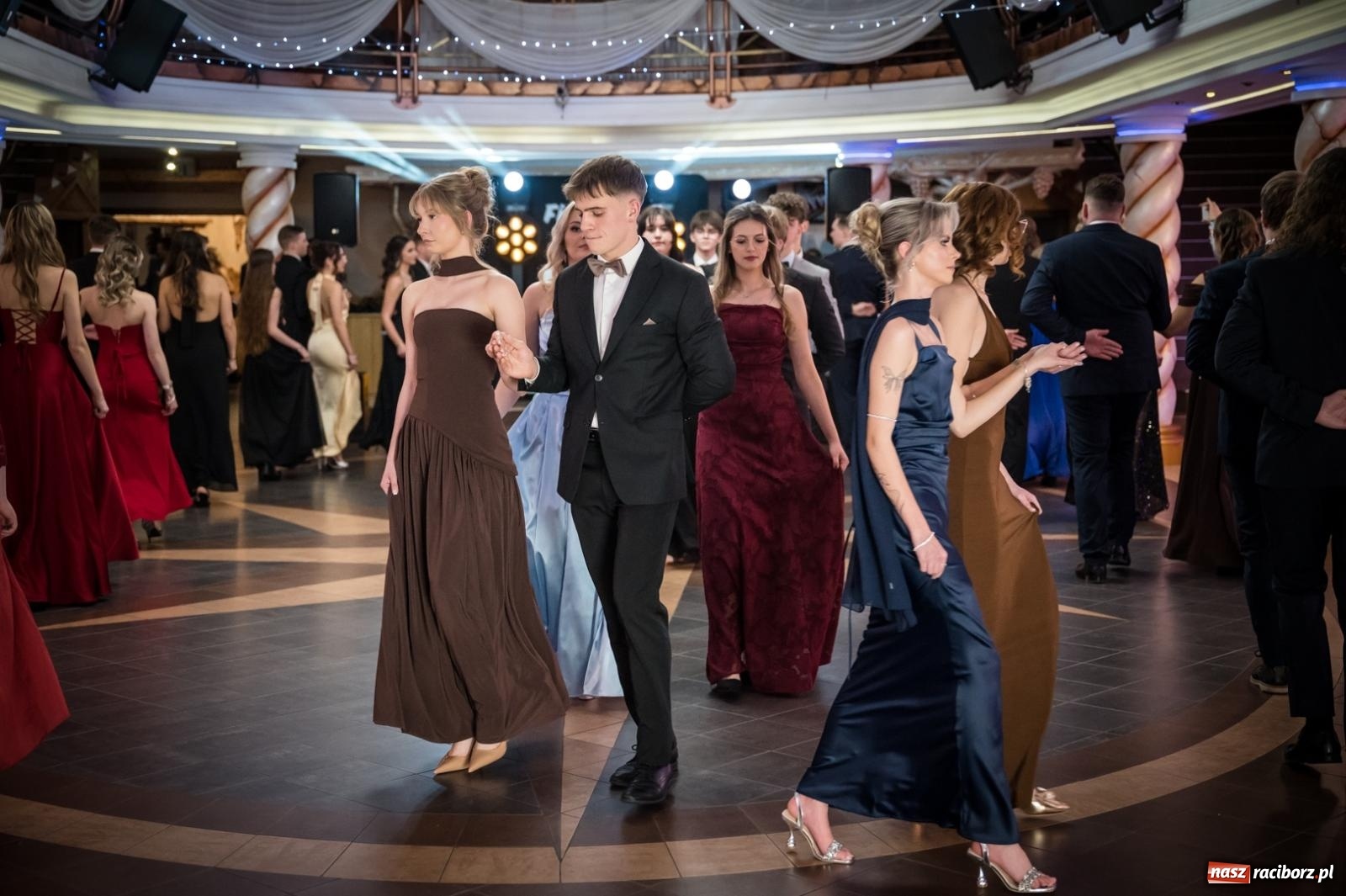 Zdjęcie w galerii na portalu naszraciborz.pl: Studniówka maturzystów CKZiU nr 1 w Raciborzu. Poloneza zatańczono w Acropolis [FOTO i WIDEO] wiadomości z regionu