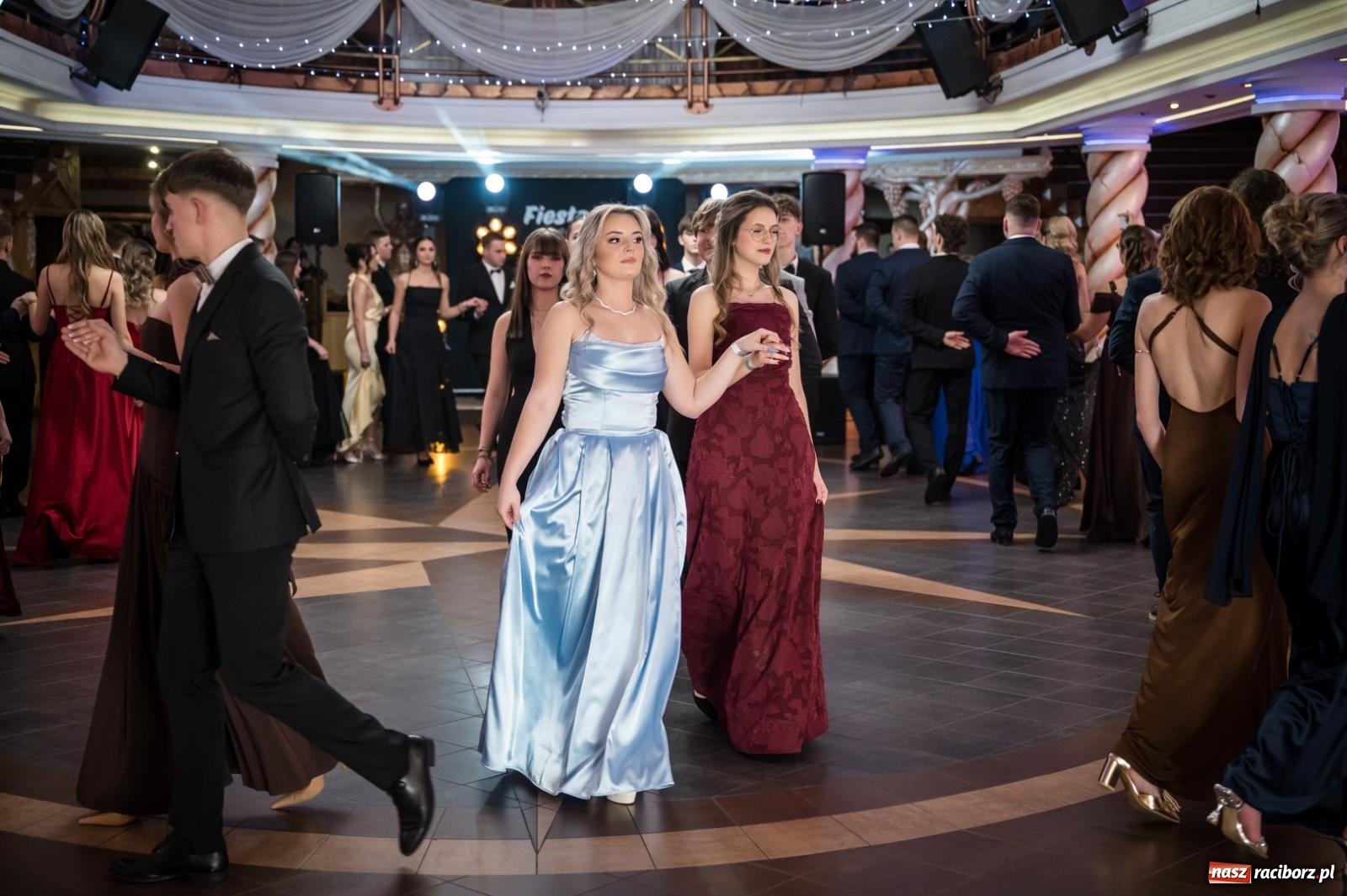 Zdjęcie w galerii na portalu naszraciborz.pl: Studniówka maturzystów CKZiU nr 1 w Raciborzu. Poloneza zatańczono w Acropolis [FOTO i WIDEO] wiadomości z regionu