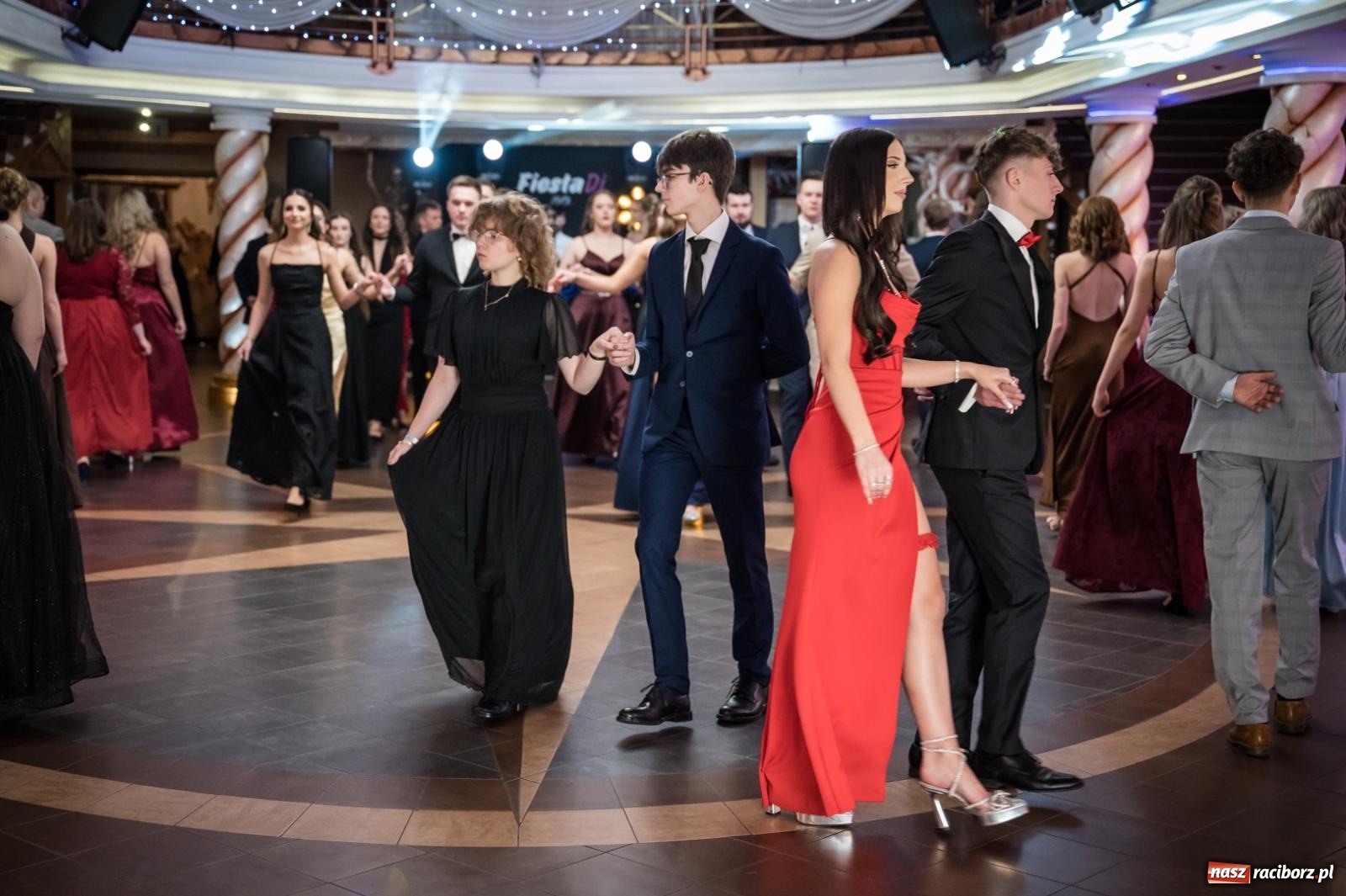 Zdjęcie w galerii na portalu naszraciborz.pl: Studniówka maturzystów CKZiU nr 1 w Raciborzu. Poloneza zatańczono w Acropolis [FOTO i WIDEO] wiadomości z regionu