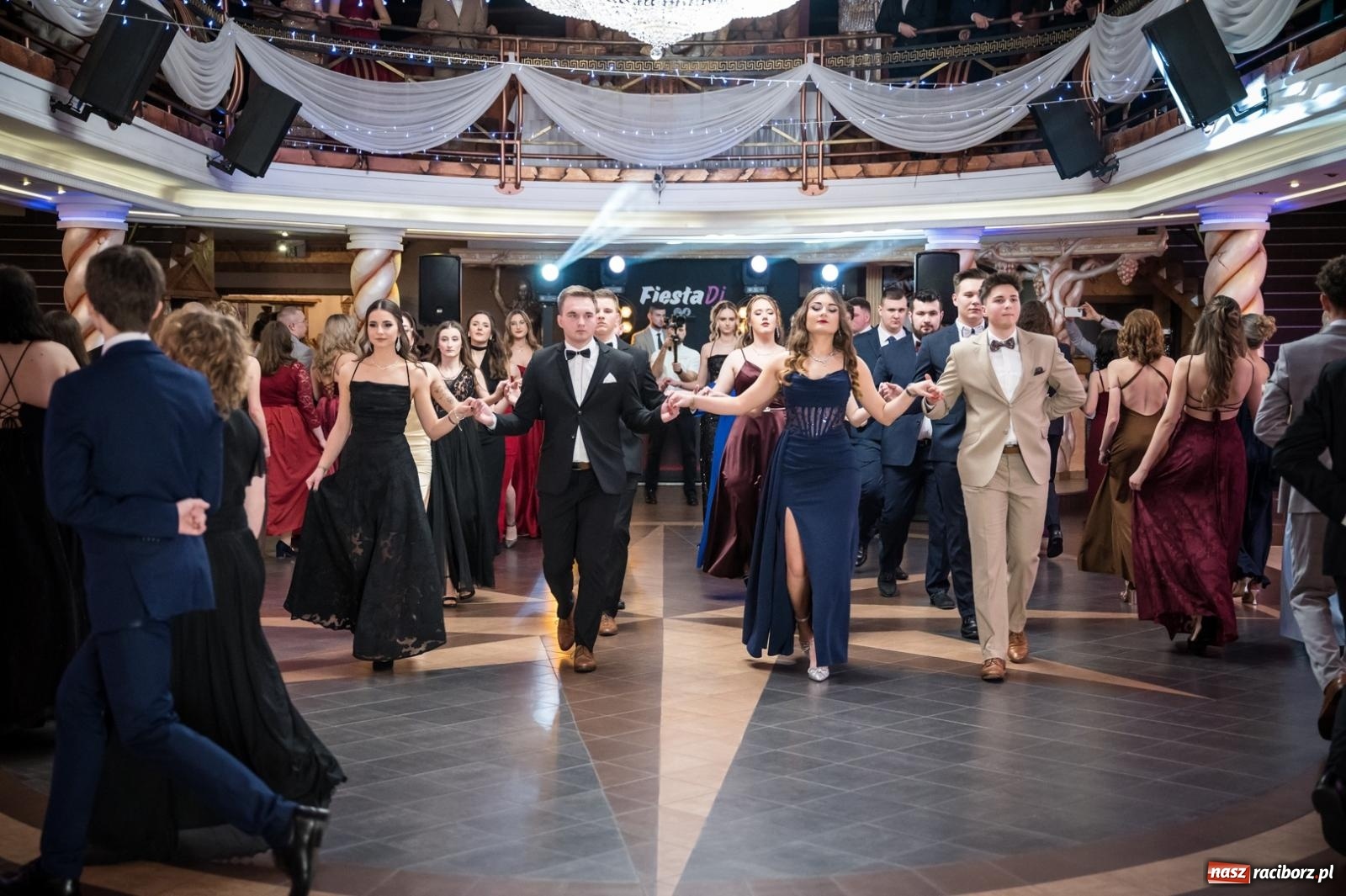 Zdjęcie w galerii na portalu naszraciborz.pl: Studniówka maturzystów CKZiU nr 1 w Raciborzu. Poloneza zatańczono w Acropolis [FOTO i WIDEO] wiadomości z regionu