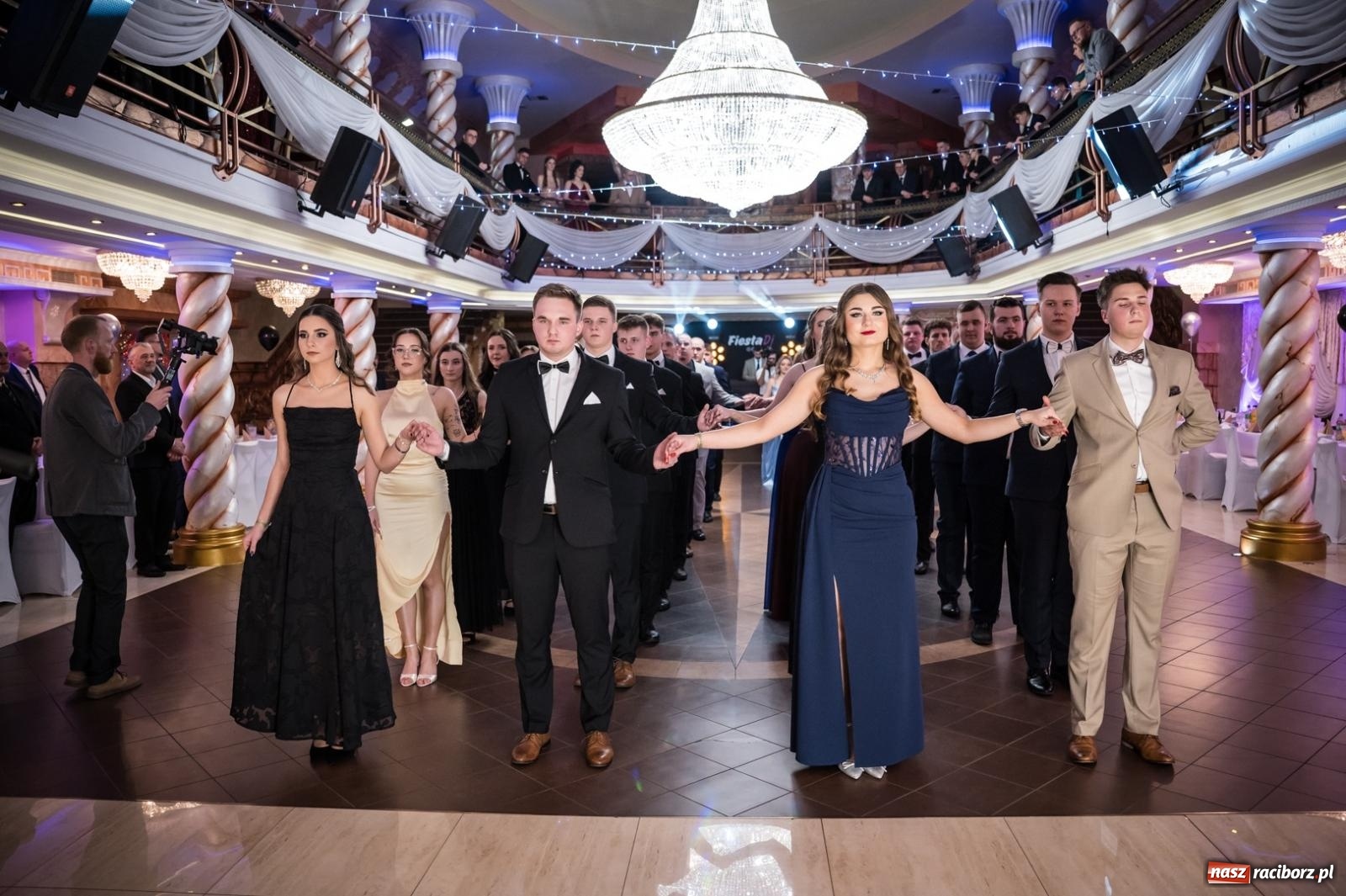 Zdjęcie w galerii na portalu naszraciborz.pl: Studniówka maturzystów CKZiU nr 1 w Raciborzu. Poloneza zatańczono w Acropolis [FOTO i WIDEO] wiadomości z regionu