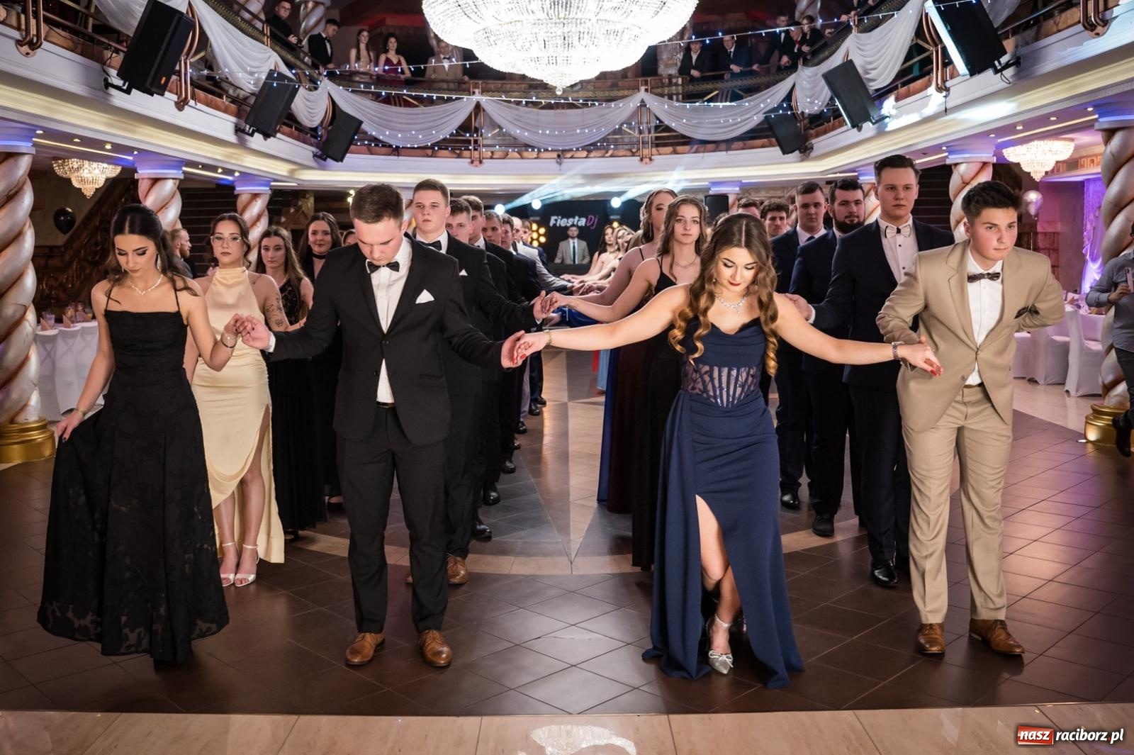 Zdjęcie w galerii na portalu naszraciborz.pl: Studniówka maturzystów CKZiU nr 1 w Raciborzu. Poloneza zatańczono w Acropolis [FOTO i WIDEO] wiadomości z regionu