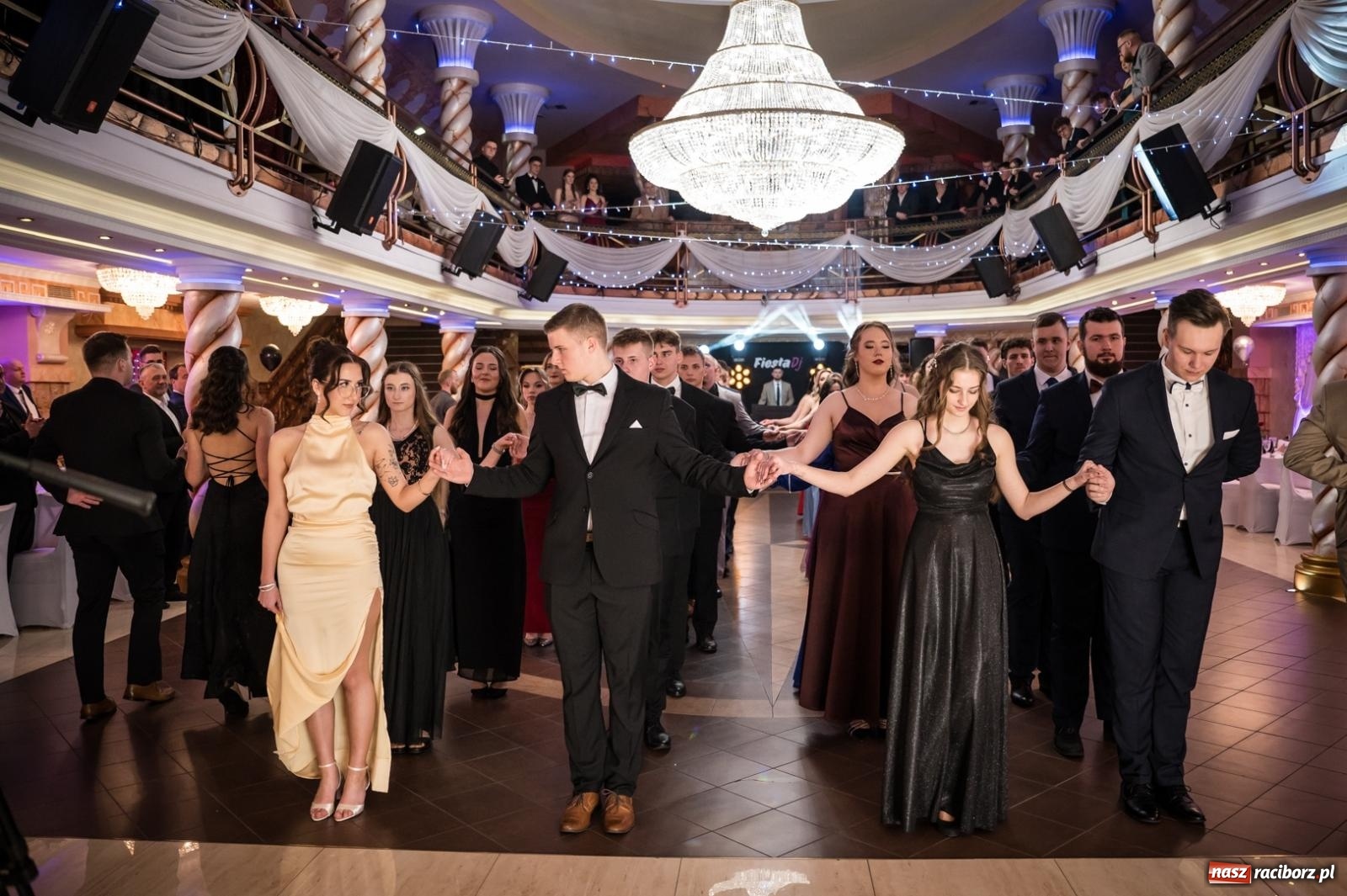 Zdjęcie w galerii na portalu naszraciborz.pl: Studniówka maturzystów CKZiU nr 1 w Raciborzu. Poloneza zatańczono w Acropolis [FOTO i WIDEO] wiadomości z regionu