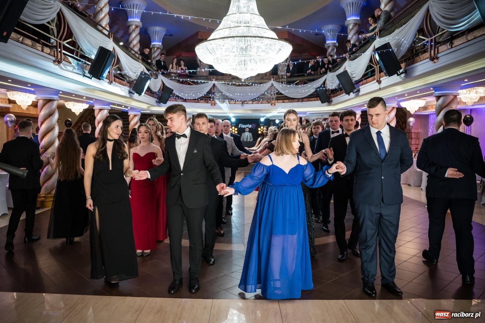 Zdjęcie w galerii na portalu naszraciborz.pl: Studniówka maturzystów CKZiU nr 1 w Raciborzu. Poloneza zatańczono w Acropolis [FOTO i WIDEO] wiadomości z regionu