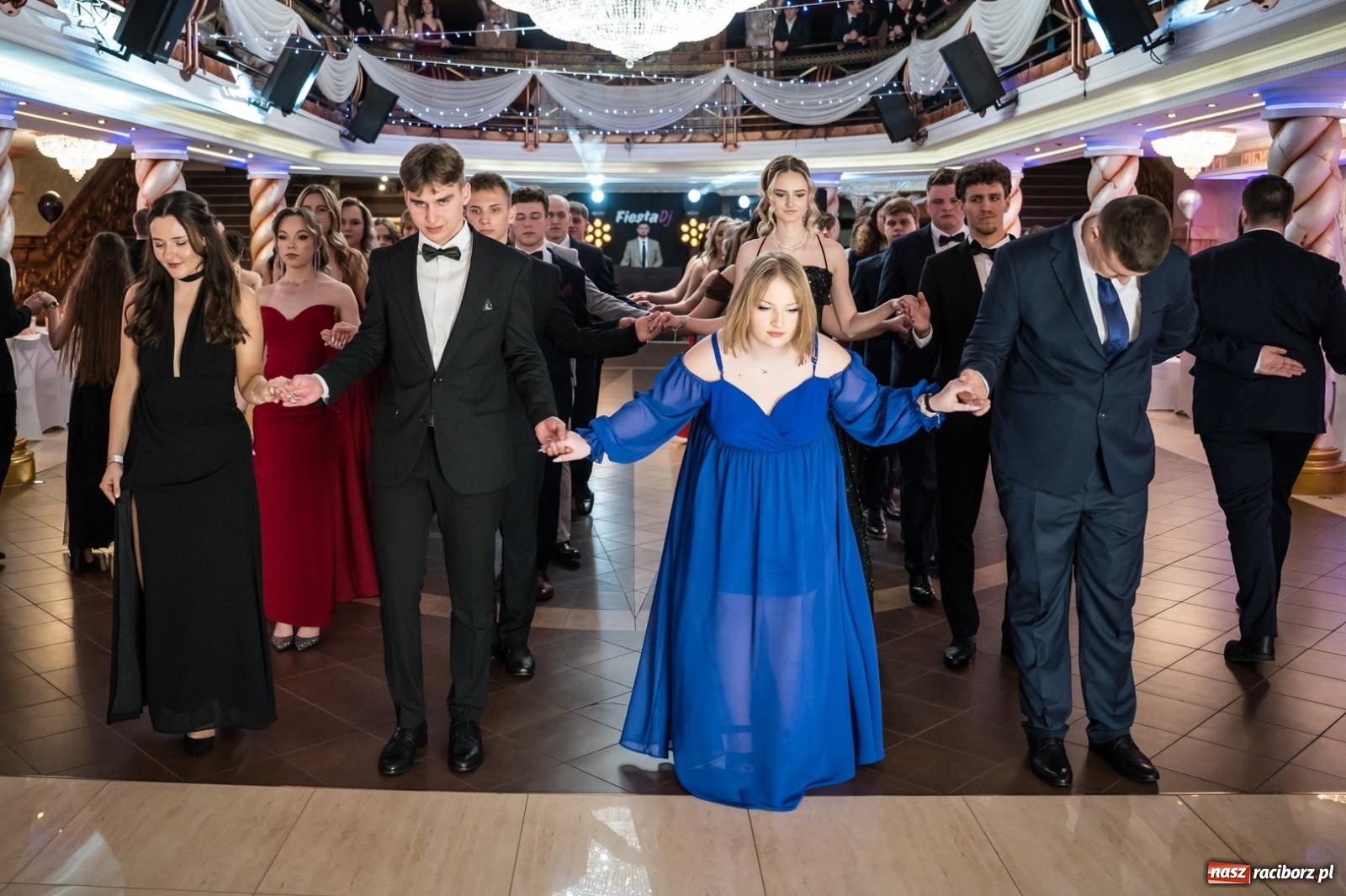 Zdjęcie w galerii na portalu naszraciborz.pl: Studniówka maturzystów CKZiU nr 1 w Raciborzu. Poloneza zatańczono w Acropolis [FOTO i WIDEO] wiadomości z regionu