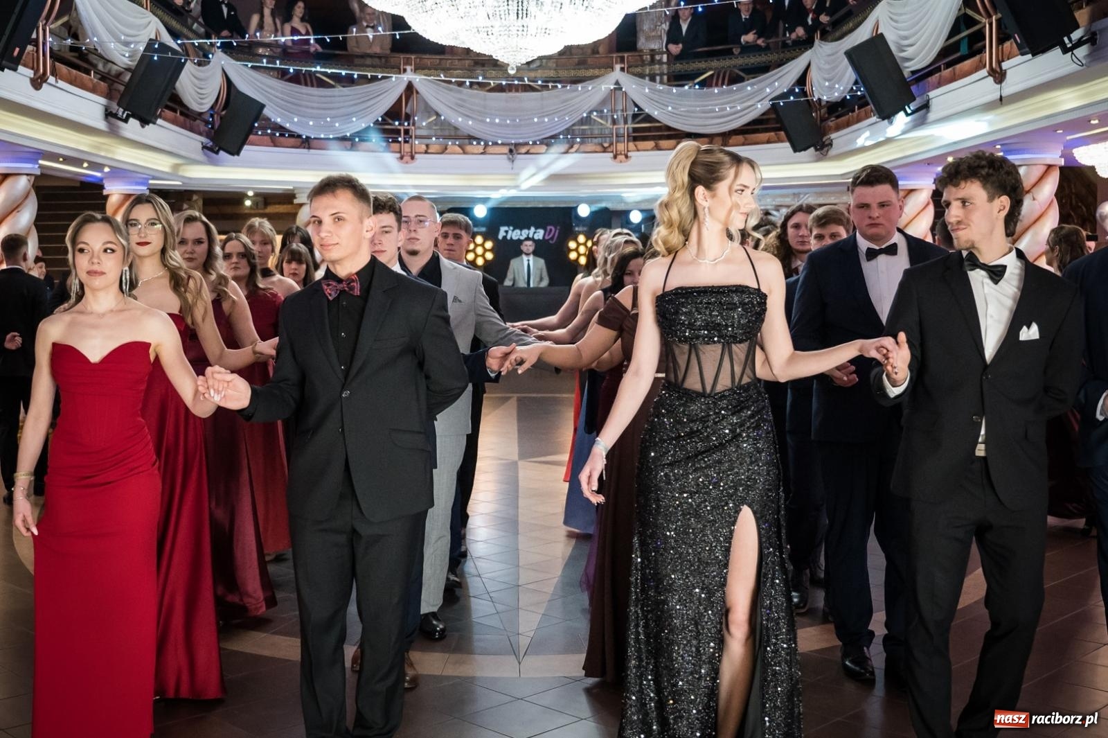 Zdjęcie w galerii na portalu naszraciborz.pl: Studniówka maturzystów CKZiU nr 1 w Raciborzu. Poloneza zatańczono w Acropolis [FOTO i WIDEO] wiadomości z regionu