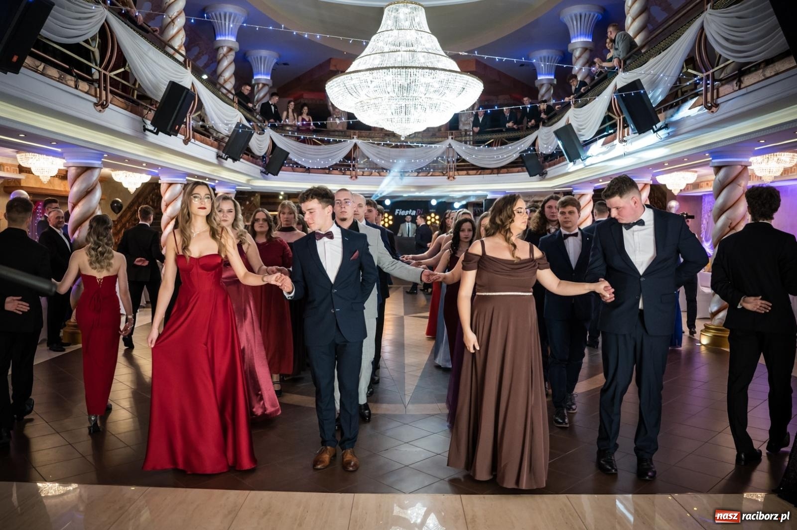 Zdjęcie w galerii na portalu naszraciborz.pl: Studniówka maturzystów CKZiU nr 1 w Raciborzu. Poloneza zatańczono w Acropolis [FOTO i WIDEO] wiadomości z regionu