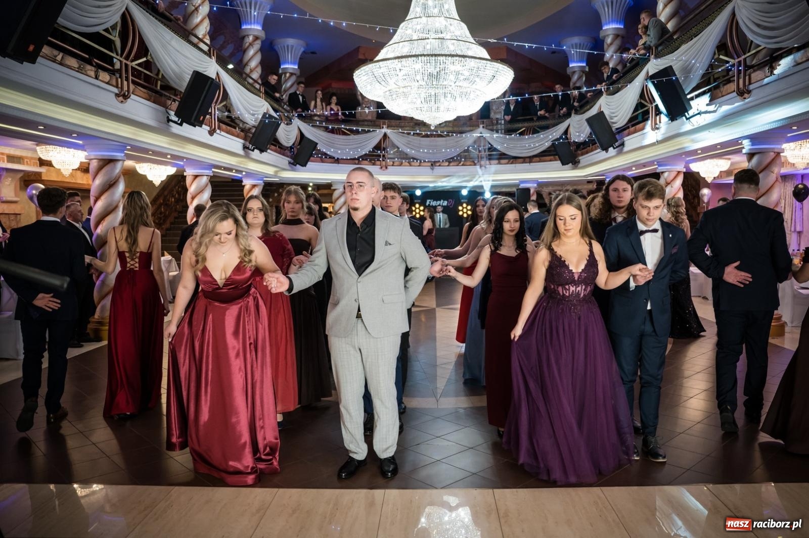Zdjęcie w galerii na portalu naszraciborz.pl: Studniówka maturzystów CKZiU nr 1 w Raciborzu. Poloneza zatańczono w Acropolis [FOTO i WIDEO] wiadomości z regionu