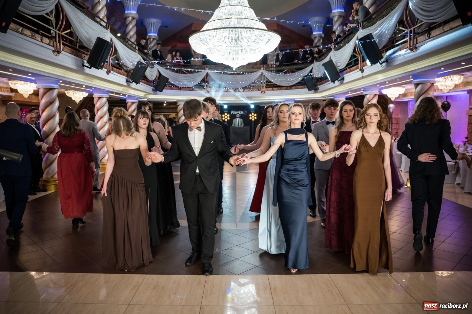Zdjęcie w galerii na portalu naszraciborz.pl: Studniówka maturzystów CKZiU nr 1 w Raciborzu. Poloneza zatańczono w Acropolis [FOTO i WIDEO] wiadomości z regionu