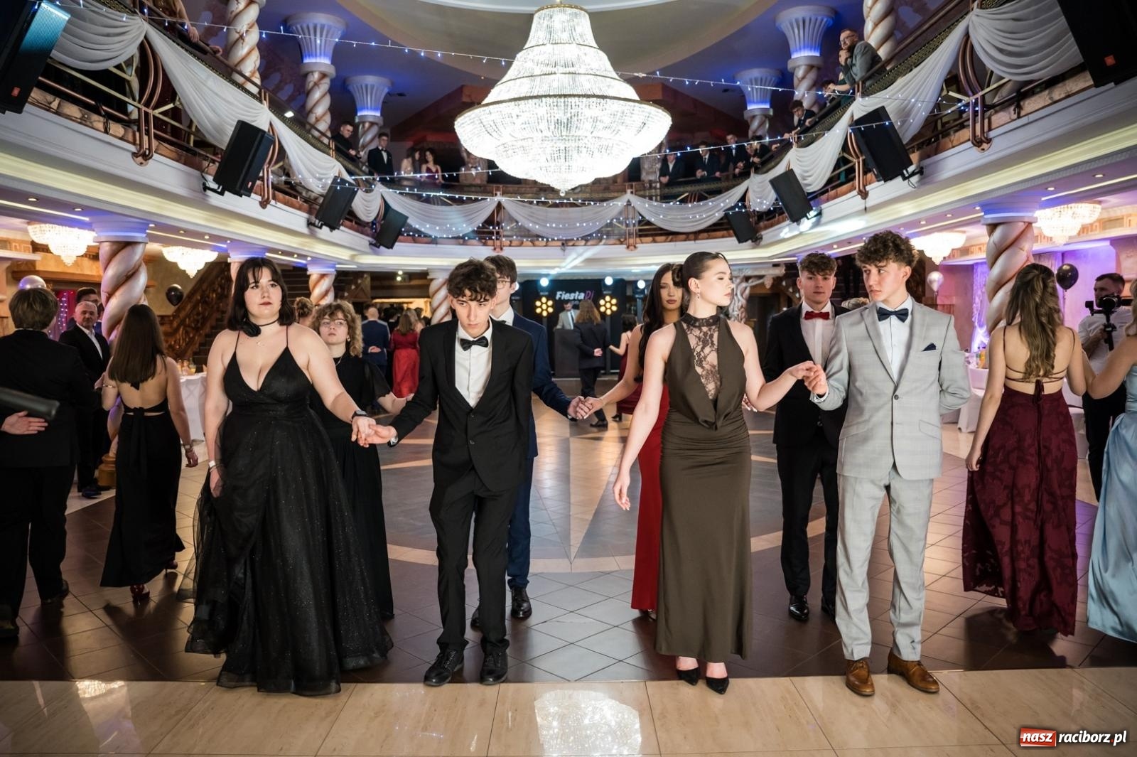 Zdjęcie w galerii na portalu naszraciborz.pl: Studniówka maturzystów CKZiU nr 1 w Raciborzu. Poloneza zatańczono w Acropolis [FOTO i WIDEO] wiadomości z regionu
