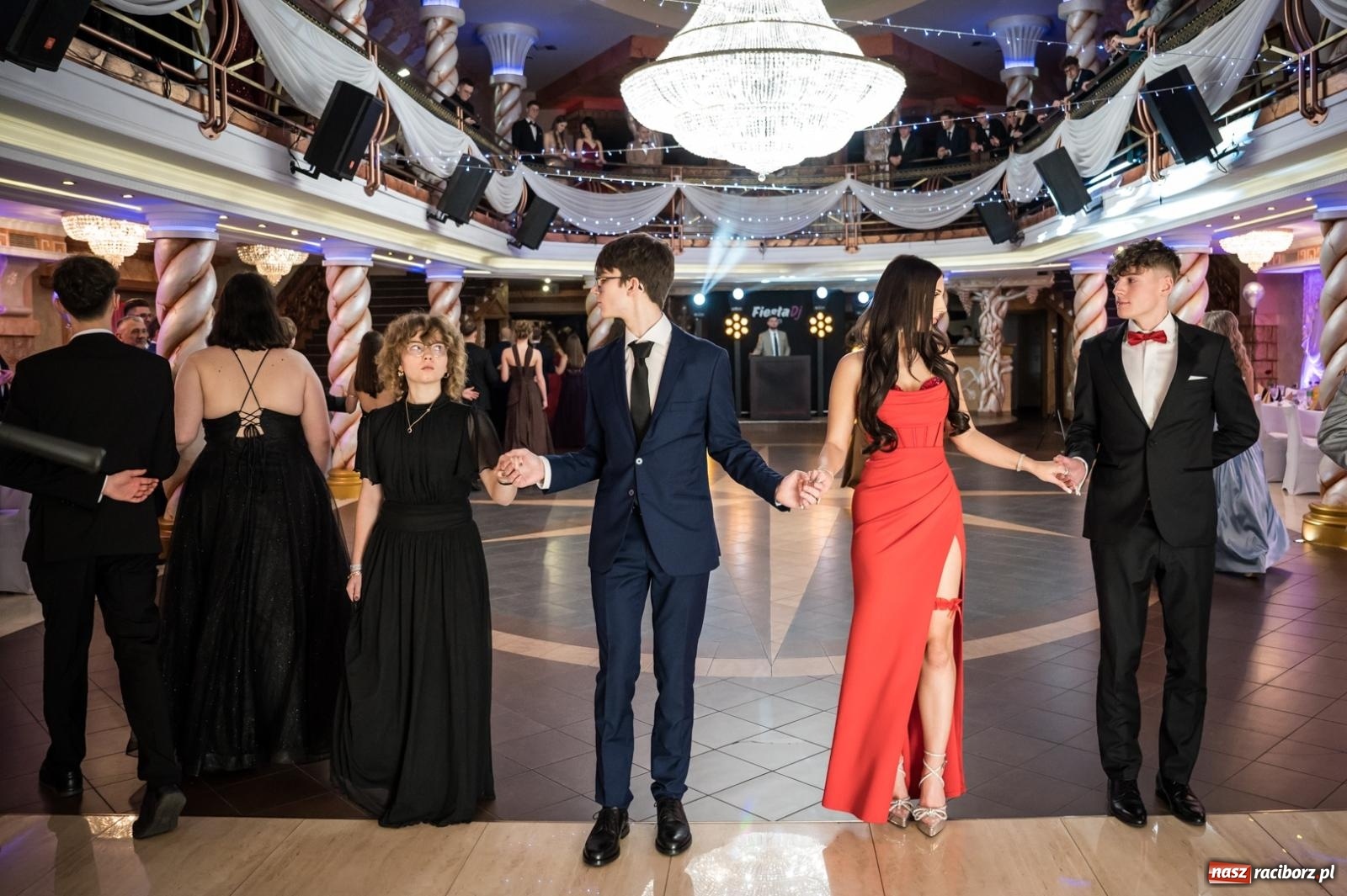 Zdjęcie w galerii na portalu naszraciborz.pl: Studniówka maturzystów CKZiU nr 1 w Raciborzu. Poloneza zatańczono w Acropolis [FOTO i WIDEO] wiadomości z regionu