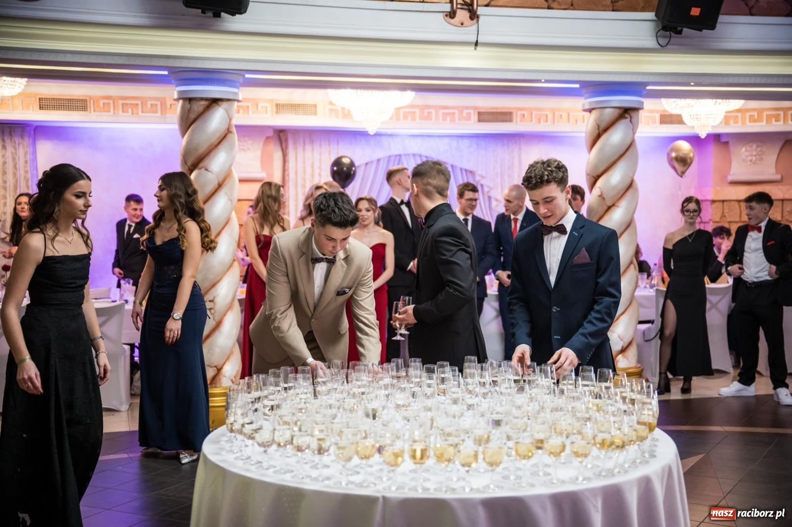 Zdjęcie w galerii na portalu naszraciborz.pl: Studniówka maturzystów CKZiU nr 1 w Raciborzu. Poloneza zatańczono w Acropolis [FOTO i WIDEO] wiadomości z regionu