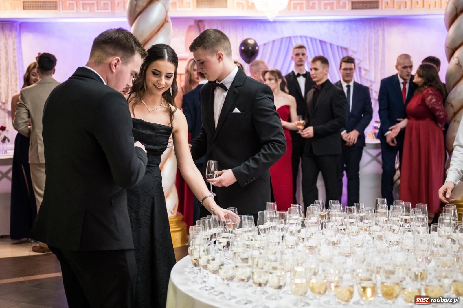 Zdjęcie w galerii na portalu naszraciborz.pl: Studniówka maturzystów CKZiU nr 1 w Raciborzu. Poloneza zatańczono w Acropolis [FOTO i WIDEO] wiadomości z regionu