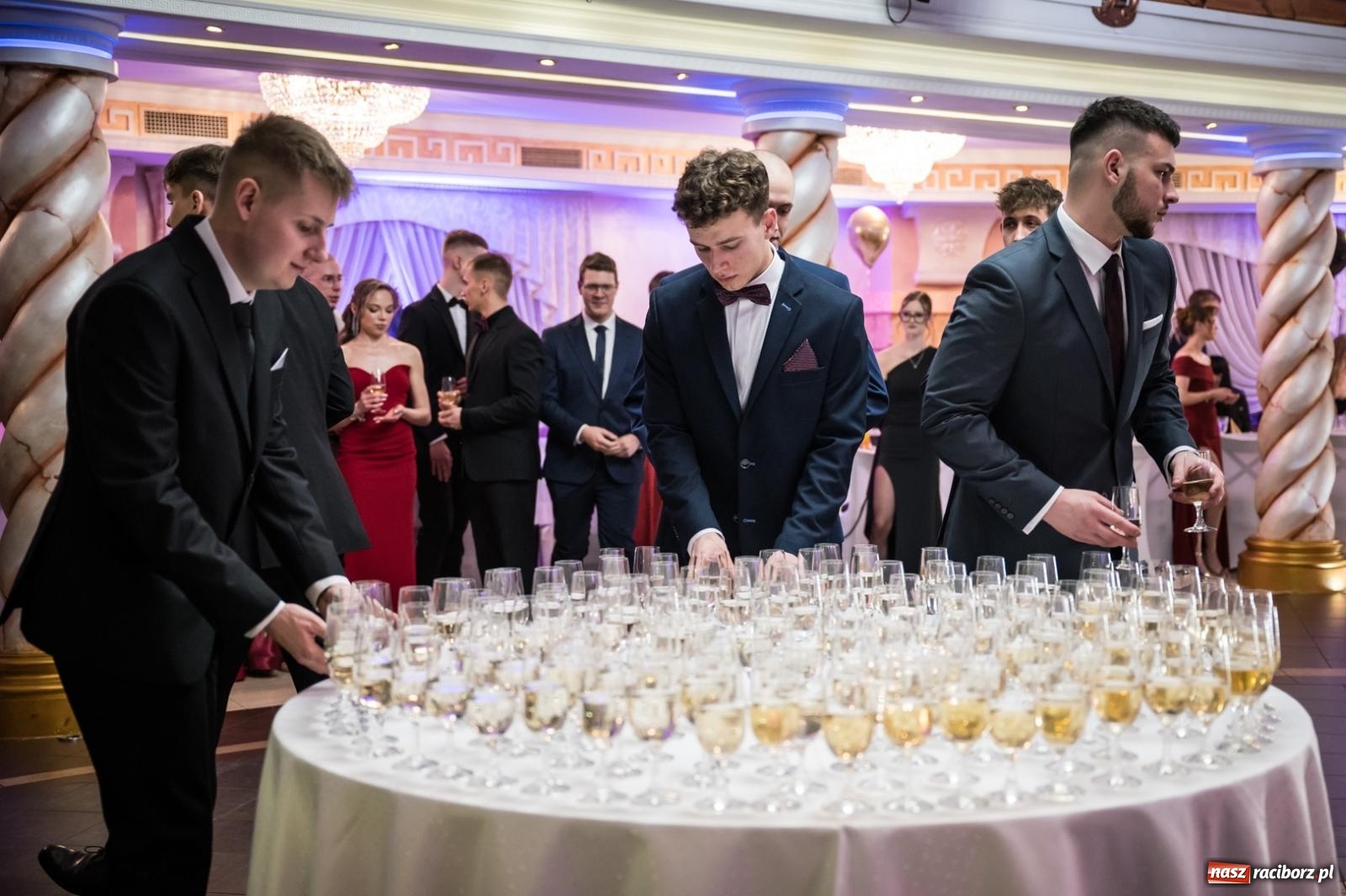 Zdjęcie w galerii na portalu naszraciborz.pl: Studniówka maturzystów CKZiU nr 1 w Raciborzu. Poloneza zatańczono w Acropolis [FOTO i WIDEO] wiadomości z regionu