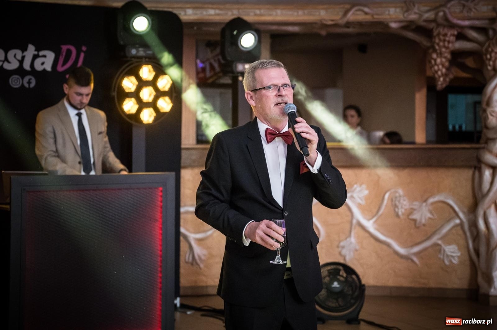 Zdjęcie w galerii na portalu naszraciborz.pl: Studniówka maturzystów CKZiU nr 1 w Raciborzu. Poloneza zatańczono w Acropolis [FOTO i WIDEO] wiadomości z regionu