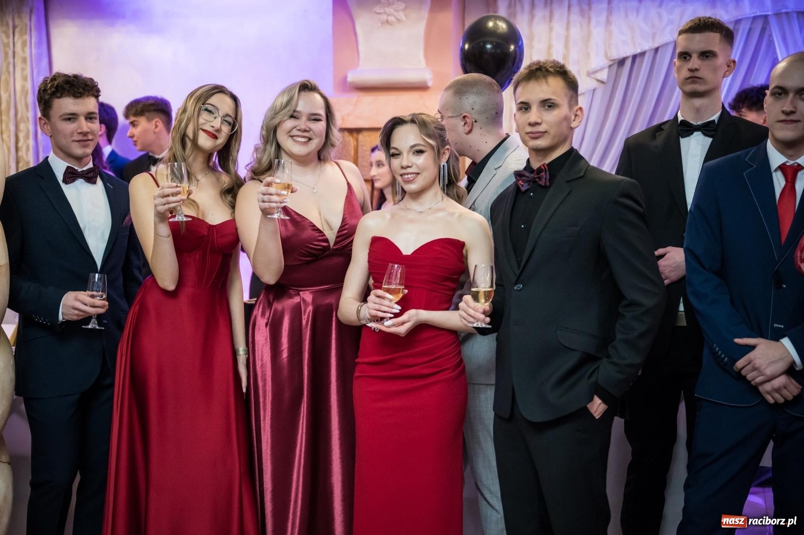 Zdjęcie w galerii na portalu naszraciborz.pl: Studniówka maturzystów CKZiU nr 1 w Raciborzu. Poloneza zatańczono w Acropolis [FOTO i WIDEO] wiadomości z regionu