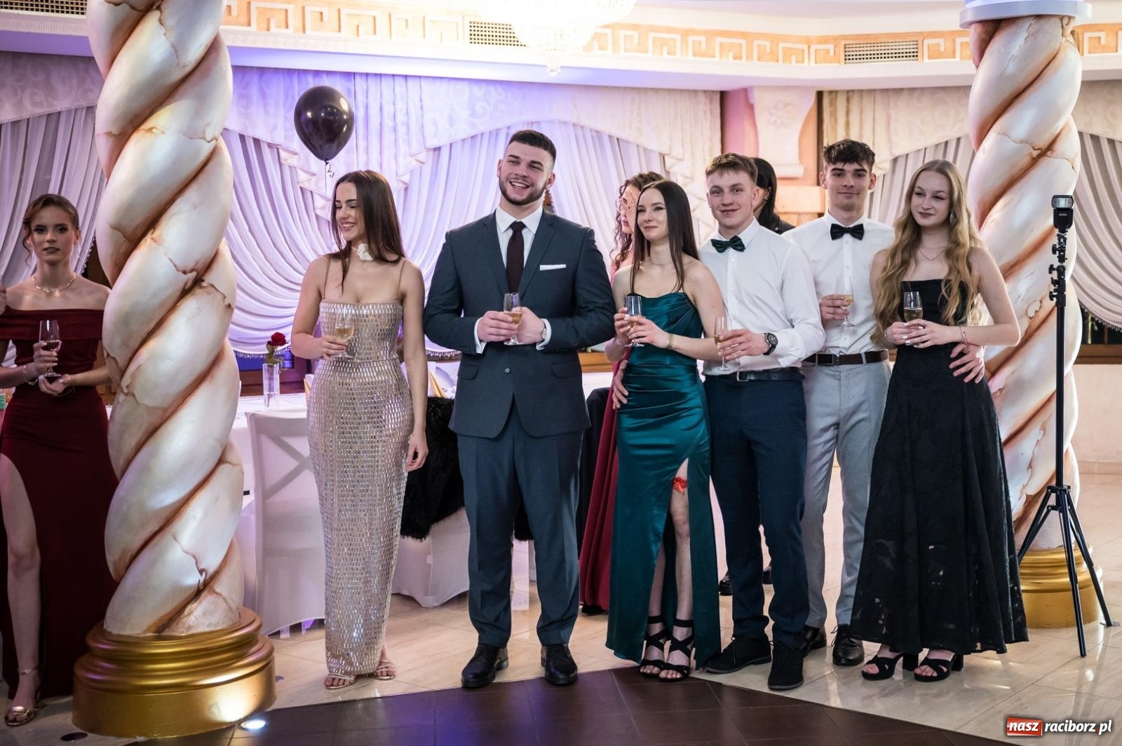 Zdjęcie w galerii na portalu naszraciborz.pl: Studniówka maturzystów CKZiU nr 1 w Raciborzu. Poloneza zatańczono w Acropolis [FOTO i WIDEO] wiadomości z regionu