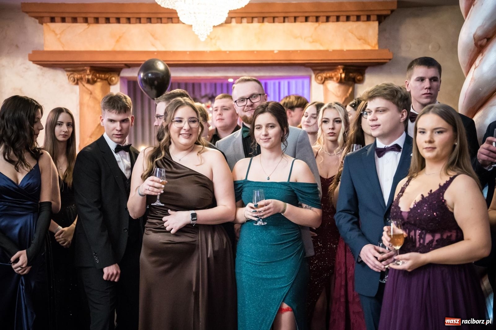 Zdjęcie w galerii na portalu naszraciborz.pl: Studniówka maturzystów CKZiU nr 1 w Raciborzu. Poloneza zatańczono w Acropolis [FOTO i WIDEO] wiadomości z regionu