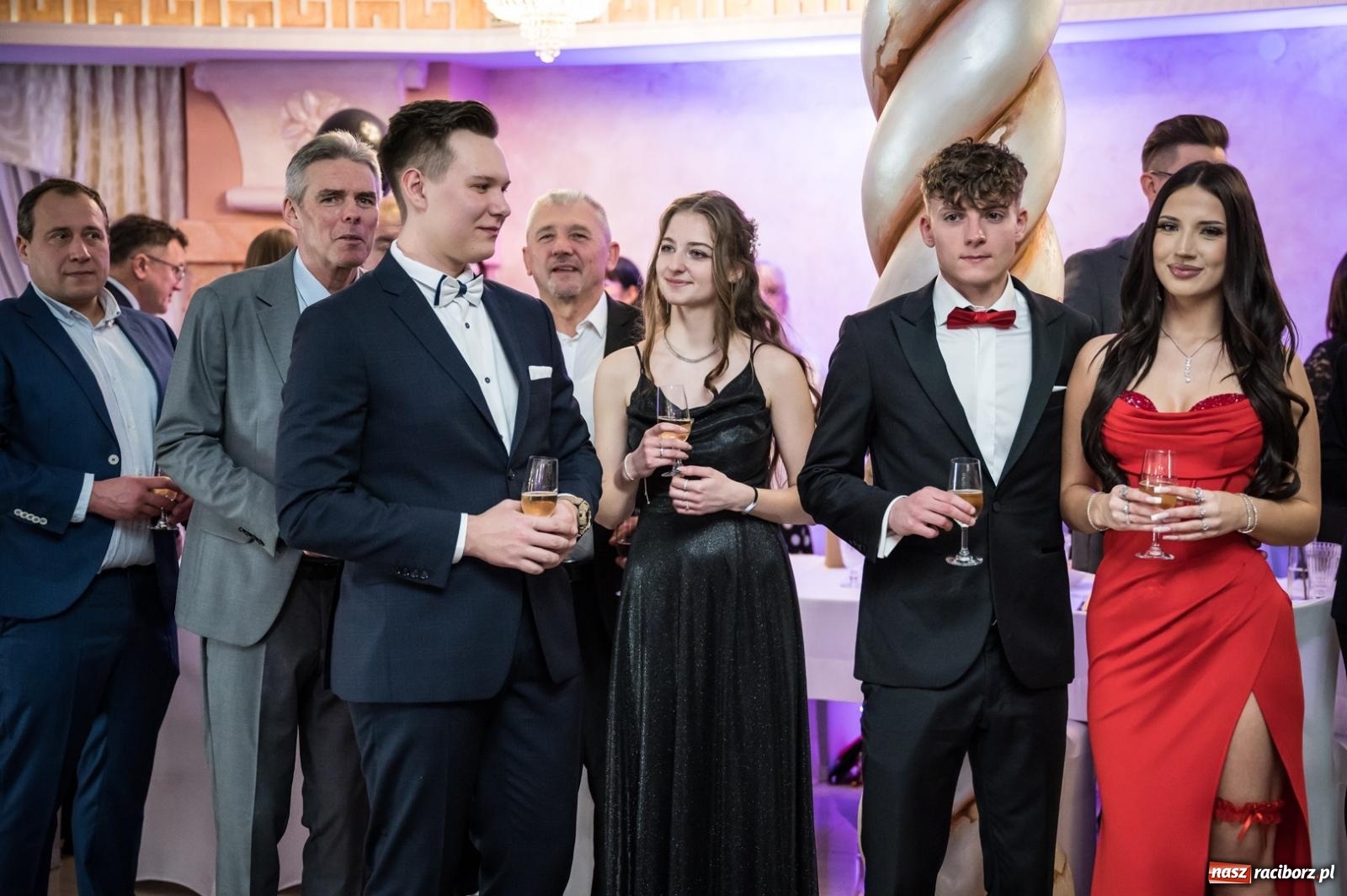 Zdjęcie w galerii na portalu naszraciborz.pl: Studniówka maturzystów CKZiU nr 1 w Raciborzu. Poloneza zatańczono w Acropolis [FOTO i WIDEO] wiadomości z regionu