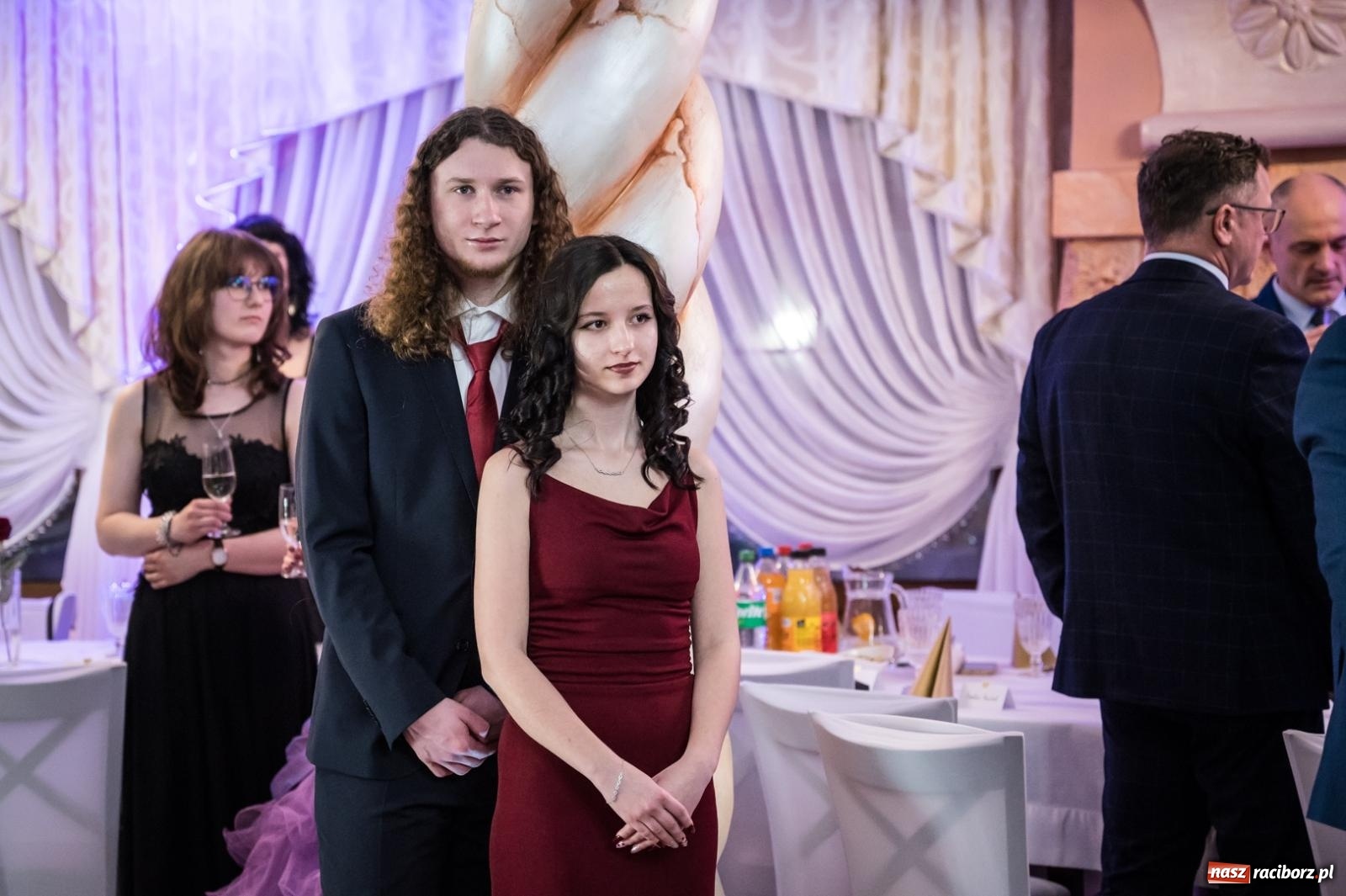 Zdjęcie w galerii na portalu naszraciborz.pl: Studniówka maturzystów CKZiU nr 1 w Raciborzu. Poloneza zatańczono w Acropolis [FOTO i WIDEO] wiadomości z regionu