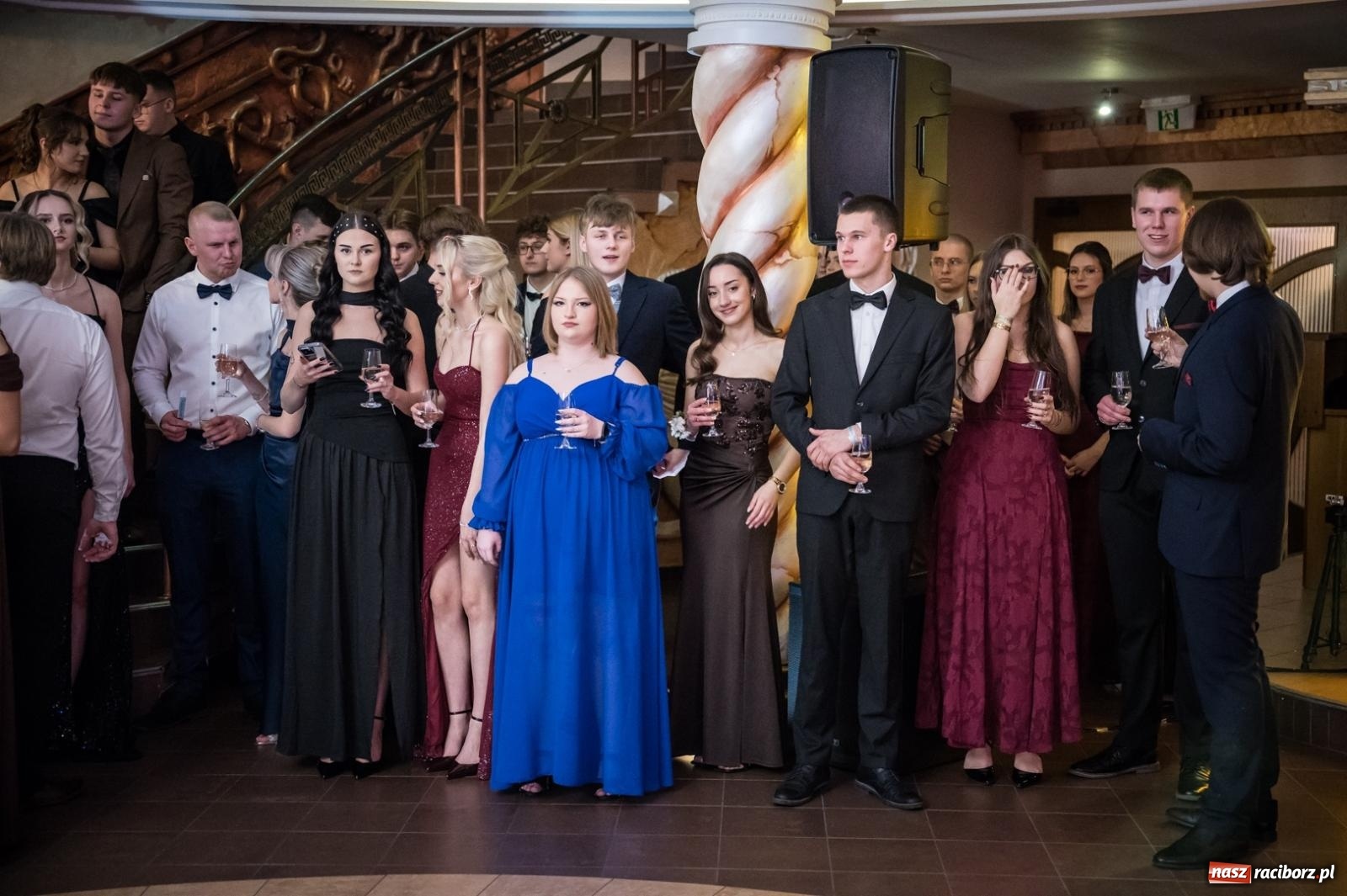 Zdjęcie w galerii na portalu naszraciborz.pl: Studniówka maturzystów CKZiU nr 1 w Raciborzu. Poloneza zatańczono w Acropolis [FOTO i WIDEO] wiadomości z regionu