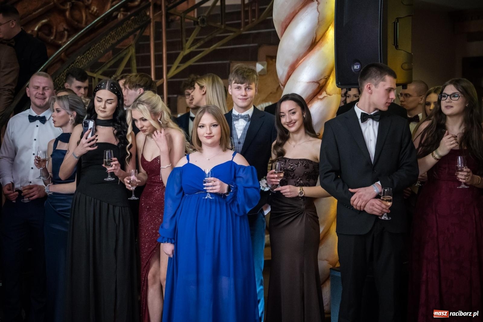 Zdjęcie w galerii na portalu naszraciborz.pl: Studniówka maturzystów CKZiU nr 1 w Raciborzu. Poloneza zatańczono w Acropolis [FOTO i WIDEO] wiadomości z regionu