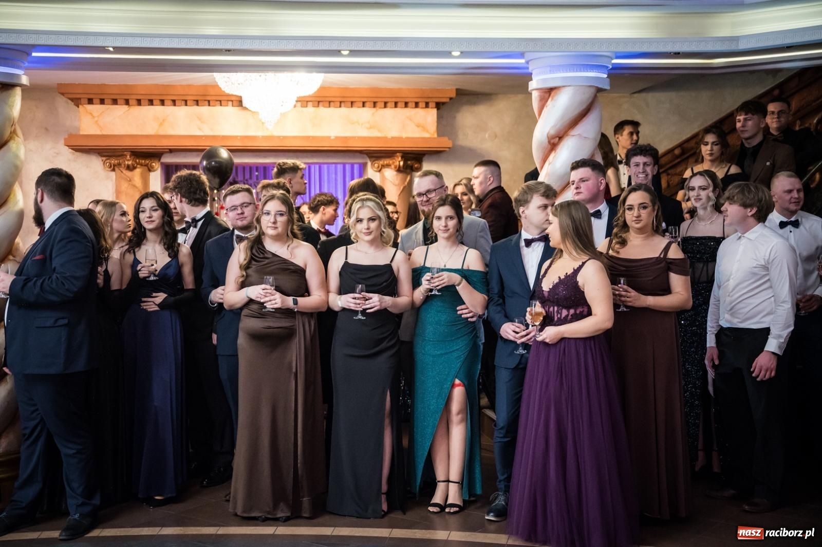 Zdjęcie w galerii na portalu naszraciborz.pl: Studniówka maturzystów CKZiU nr 1 w Raciborzu. Poloneza zatańczono w Acropolis [FOTO i WIDEO] wiadomości z regionu