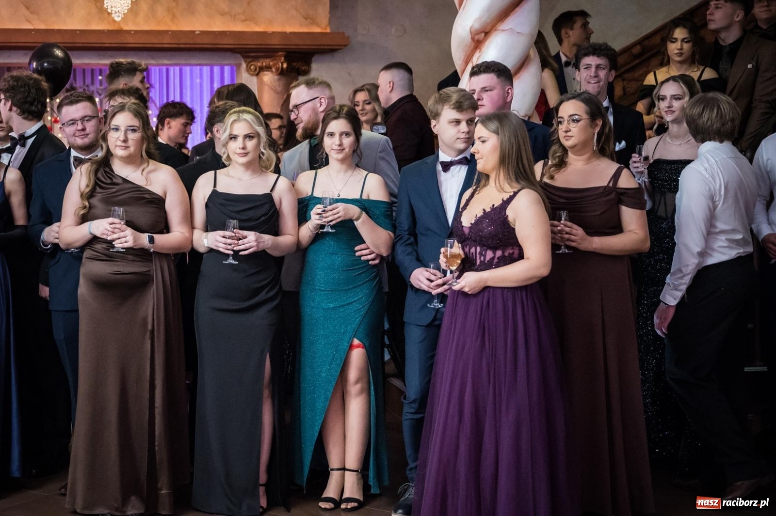 Zdjęcie w galerii na portalu naszraciborz.pl: Studniówka maturzystów CKZiU nr 1 w Raciborzu. Poloneza zatańczono w Acropolis [FOTO i WIDEO] wiadomości z regionu