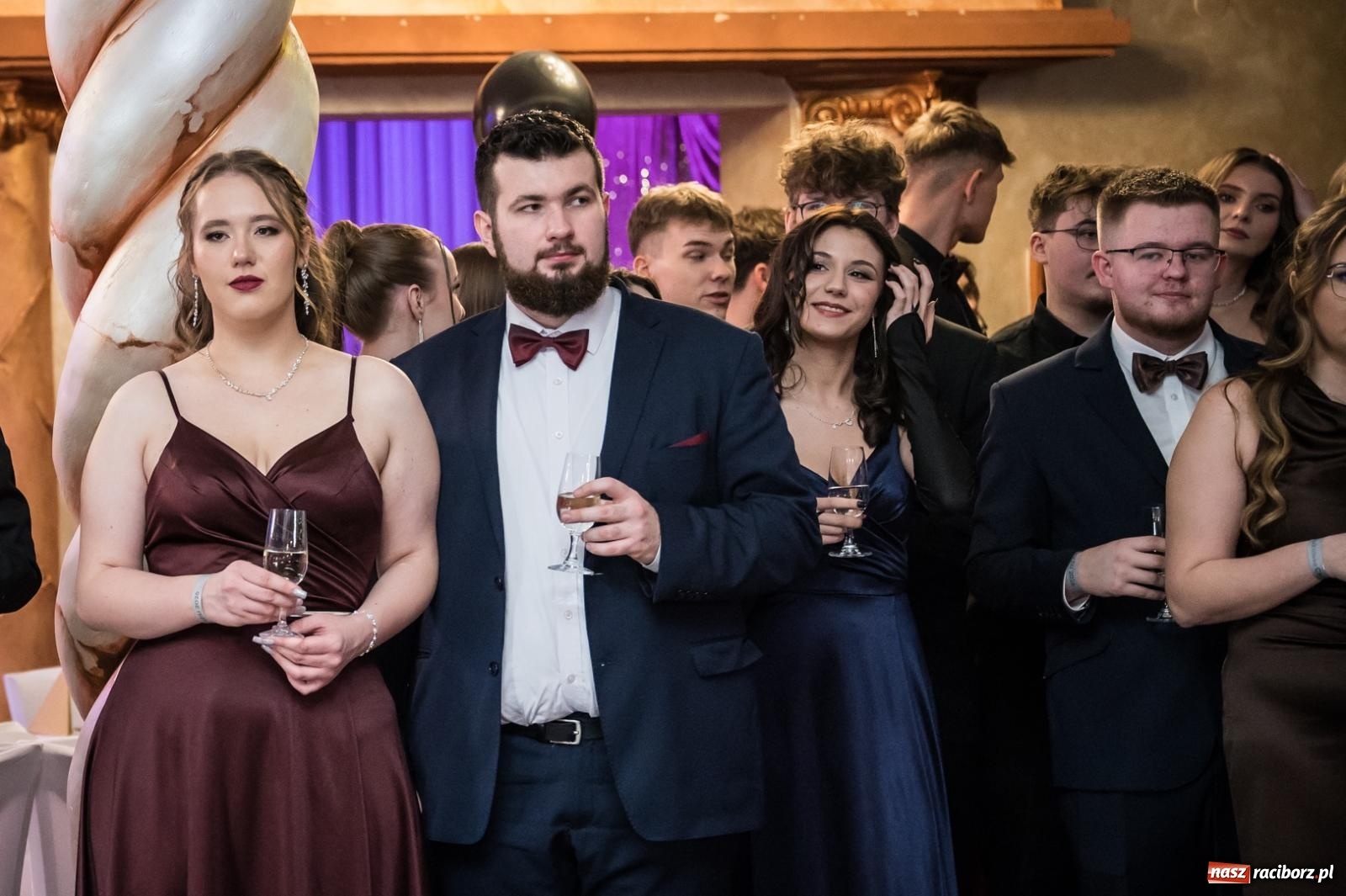 Zdjęcie w galerii na portalu naszraciborz.pl: Studniówka maturzystów CKZiU nr 1 w Raciborzu. Poloneza zatańczono w Acropolis [FOTO i WIDEO] wiadomości z regionu