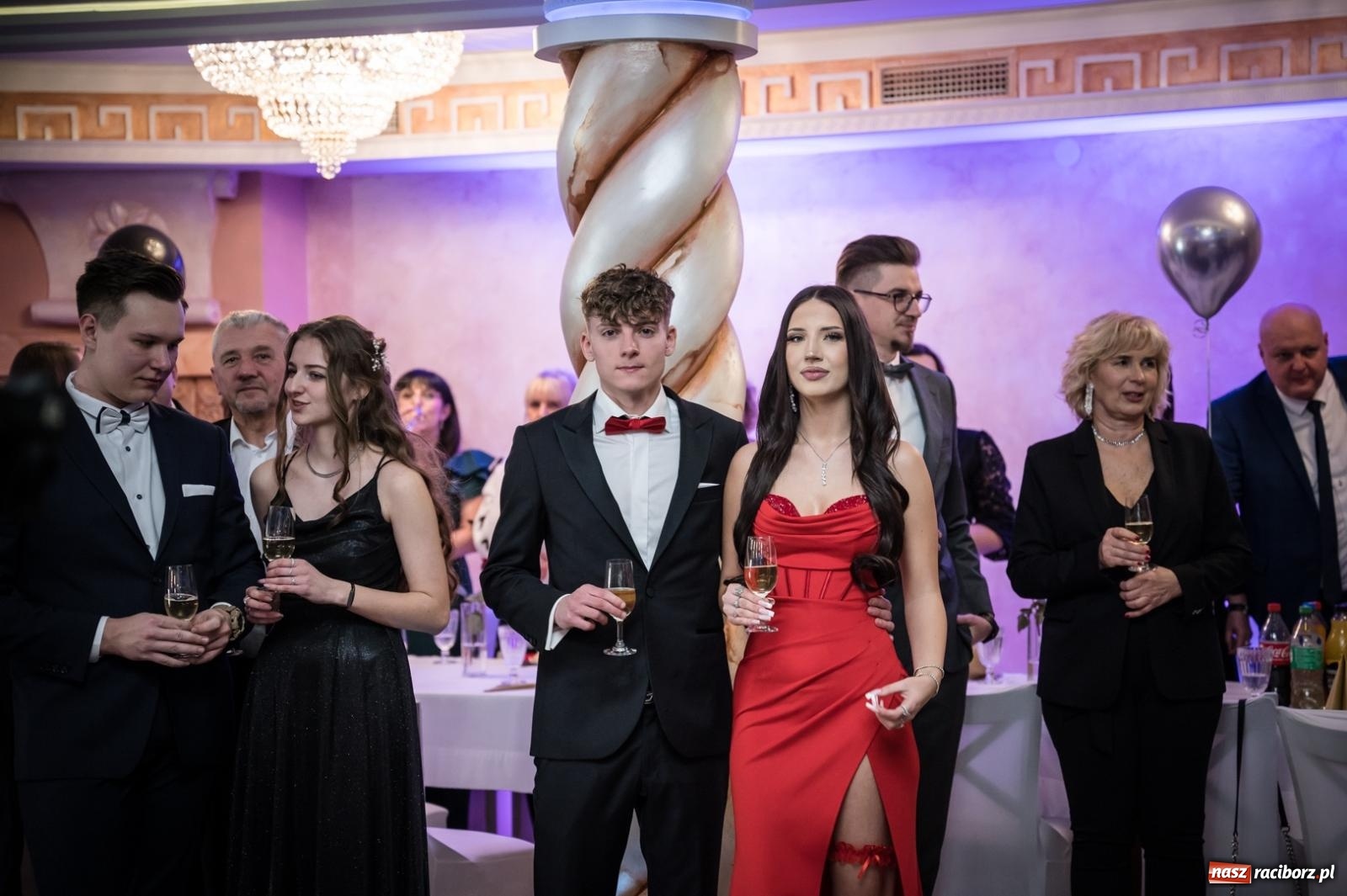 Zdjęcie w galerii na portalu naszraciborz.pl: Studniówka maturzystów CKZiU nr 1 w Raciborzu. Poloneza zatańczono w Acropolis [FOTO i WIDEO] wiadomości z regionu