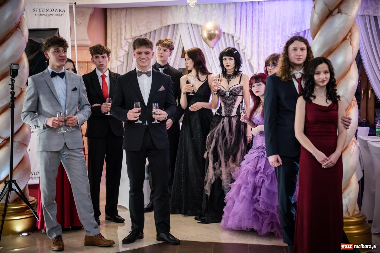 Zdjęcie w galerii na portalu naszraciborz.pl: Studniówka maturzystów CKZiU nr 1 w Raciborzu. Poloneza zatańczono w Acropolis [FOTO i WIDEO] wiadomości z regionu