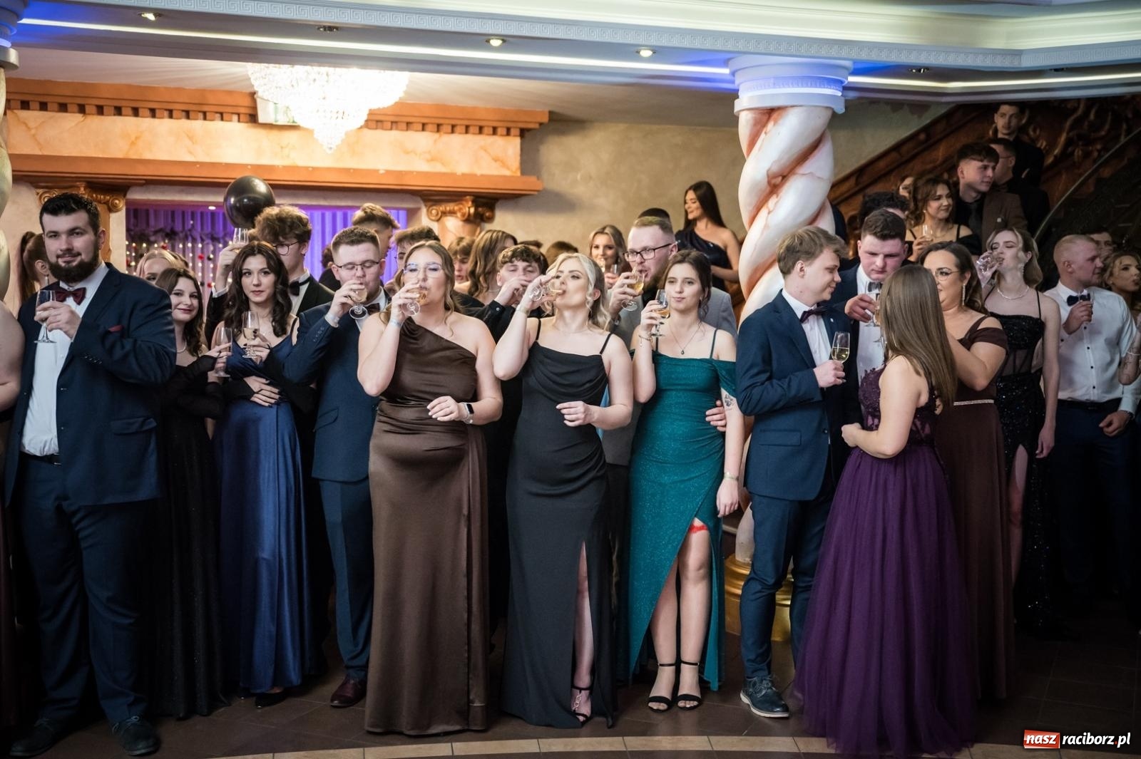 Zdjęcie w galerii na portalu naszraciborz.pl: Studniówka maturzystów CKZiU nr 1 w Raciborzu. Poloneza zatańczono w Acropolis [FOTO i WIDEO] wiadomości z regionu