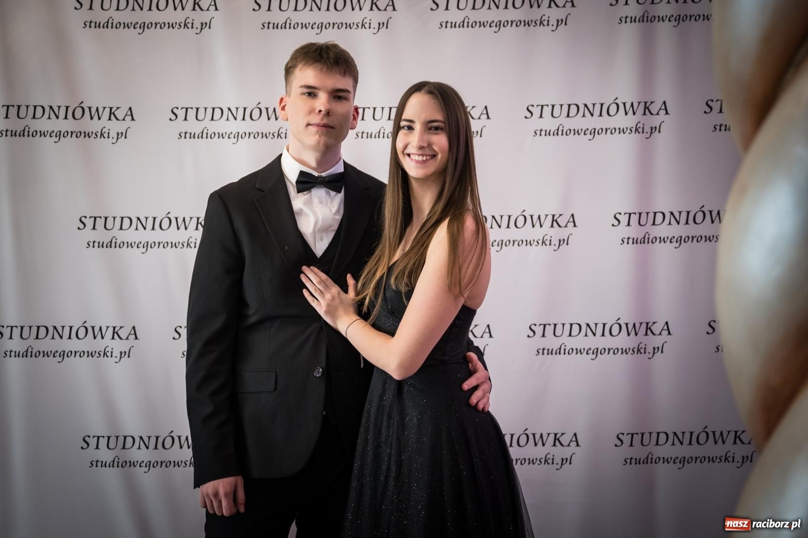 Zdjęcie w galerii na portalu naszraciborz.pl: Studniówka maturzystów CKZiU nr 1 w Raciborzu. Poloneza zatańczono w Acropolis [FOTO i WIDEO] wiadomości z regionu