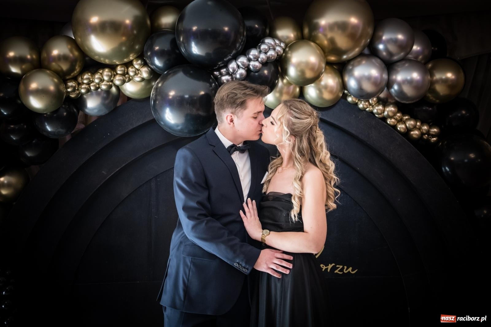 Zdjęcie w galerii na portalu naszraciborz.pl: Studniówka maturzystów CKZiU nr 1 w Raciborzu. Poloneza zatańczono w Acropolis [FOTO i WIDEO] wiadomości z regionu