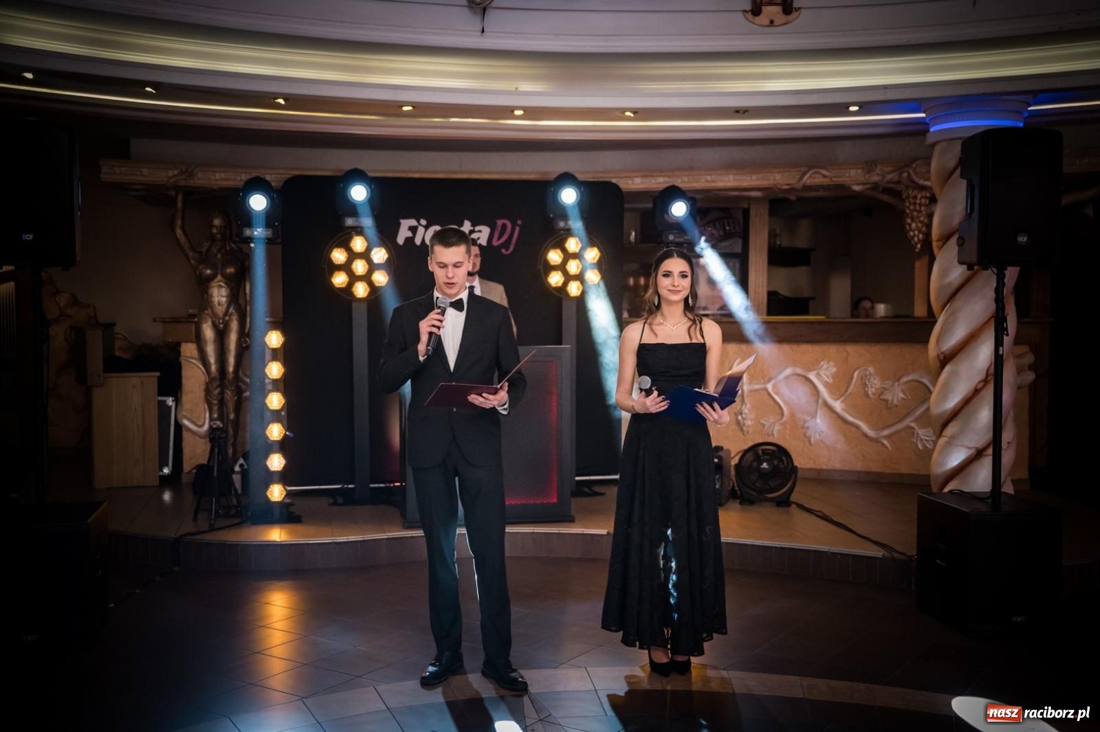 Zdjęcie w galerii na portalu naszraciborz.pl: Studniówka maturzystów CKZiU nr 1 w Raciborzu. Poloneza zatańczono w Acropolis [FOTO i WIDEO] wiadomości z regionu