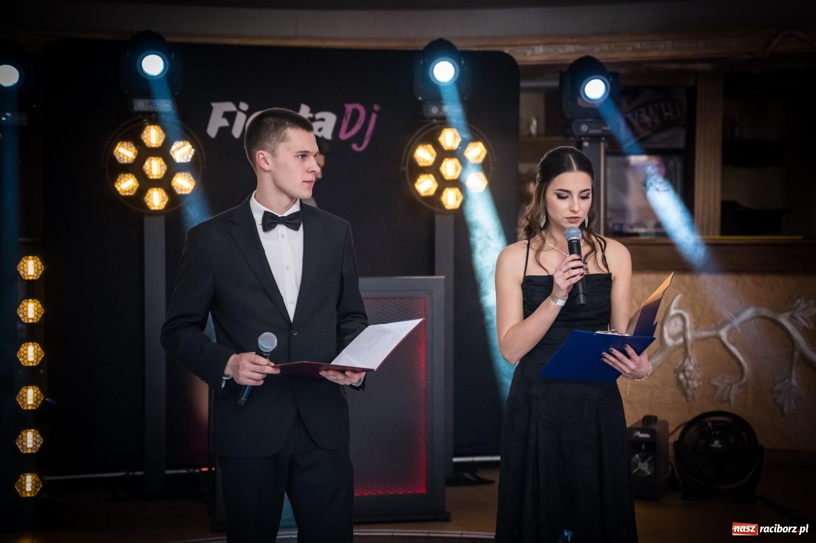 Zdjęcie w galerii na portalu naszraciborz.pl: Studniówka maturzystów CKZiU nr 1 w Raciborzu. Poloneza zatańczono w Acropolis [FOTO i WIDEO] wiadomości z regionu