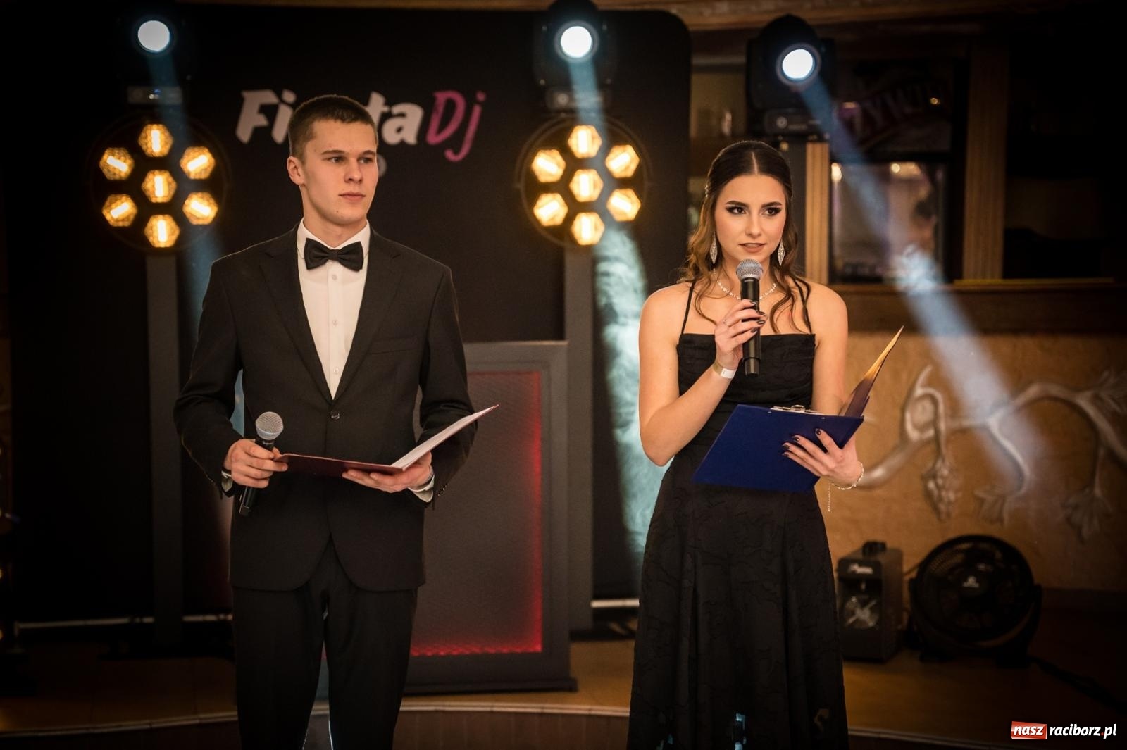 Zdjęcie w galerii na portalu naszraciborz.pl: Studniówka maturzystów CKZiU nr 1 w Raciborzu. Poloneza zatańczono w Acropolis [FOTO i WIDEO] wiadomości z regionu