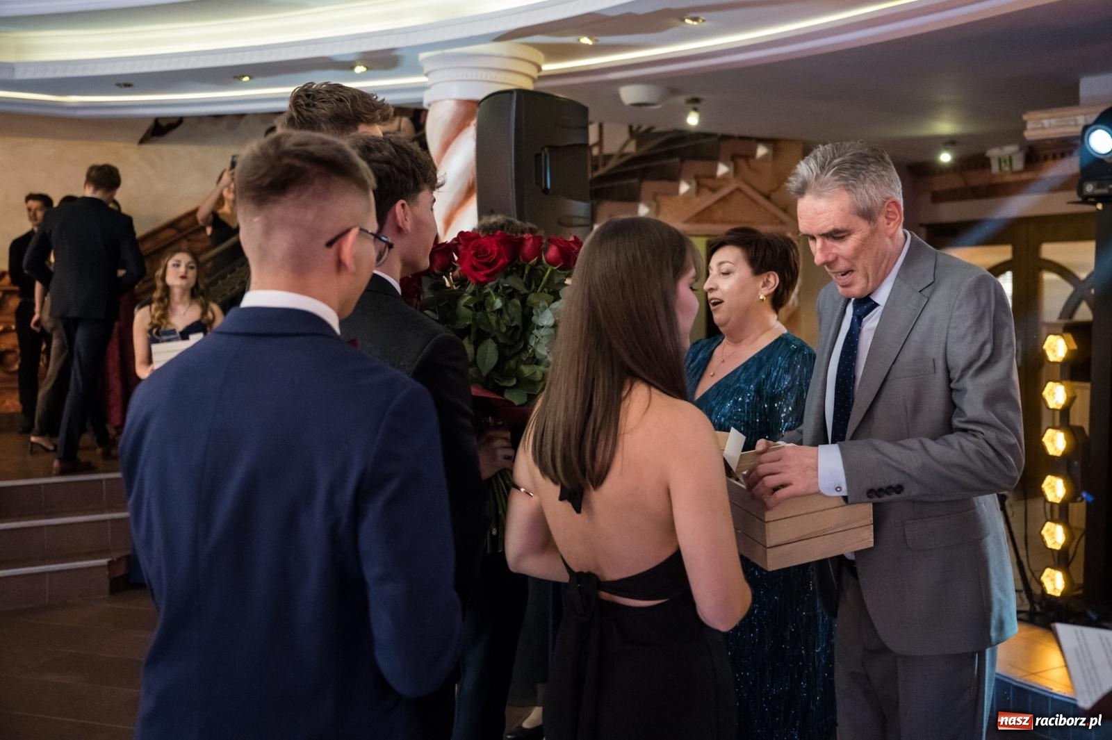 Zdjęcie w galerii na portalu naszraciborz.pl: Studniówka maturzystów CKZiU nr 1 w Raciborzu. Poloneza zatańczono w Acropolis [FOTO i WIDEO] wiadomości z regionu